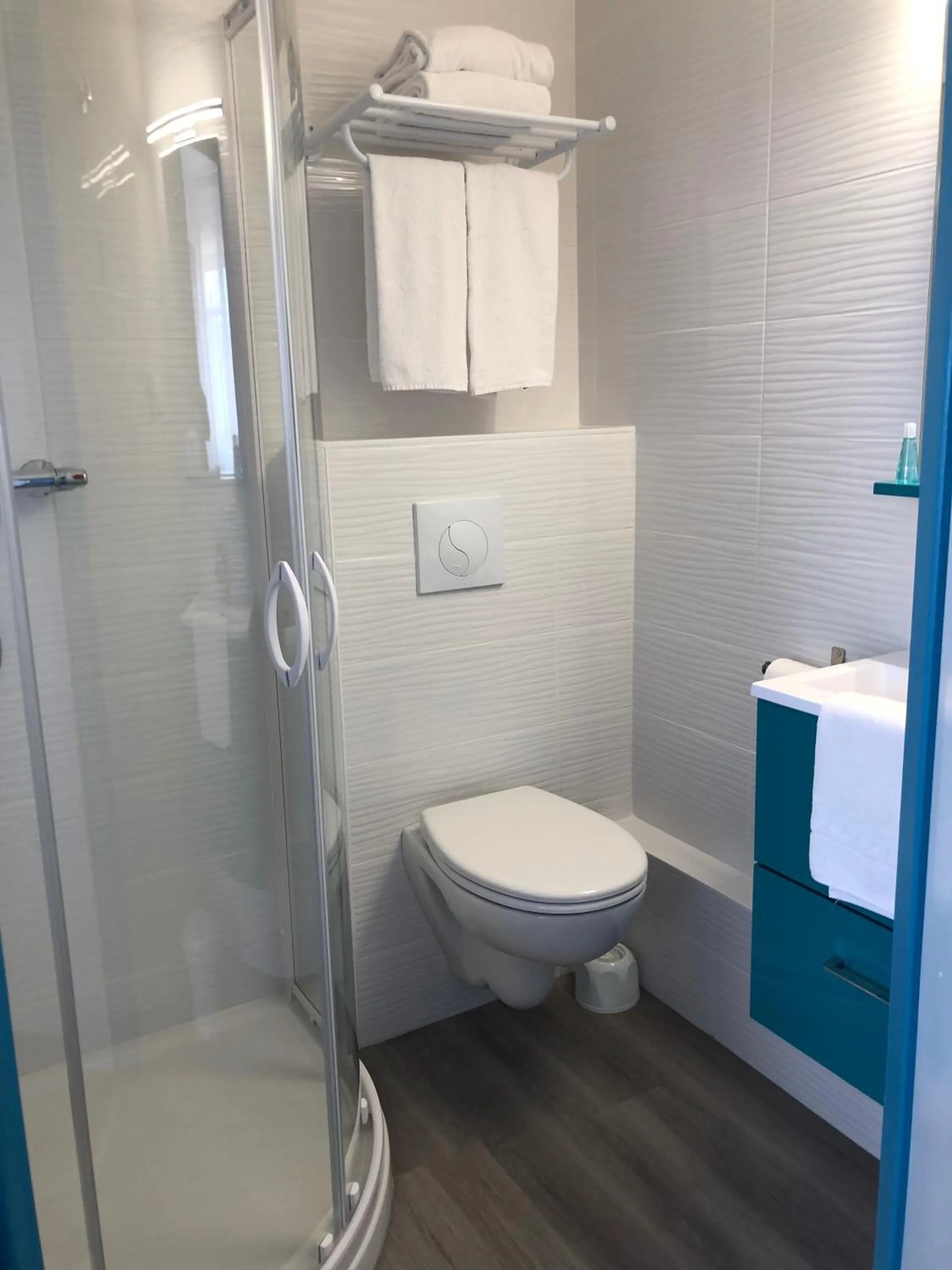 Shower in Hotel La Cote Oceane- Bureau- 250 m plage
