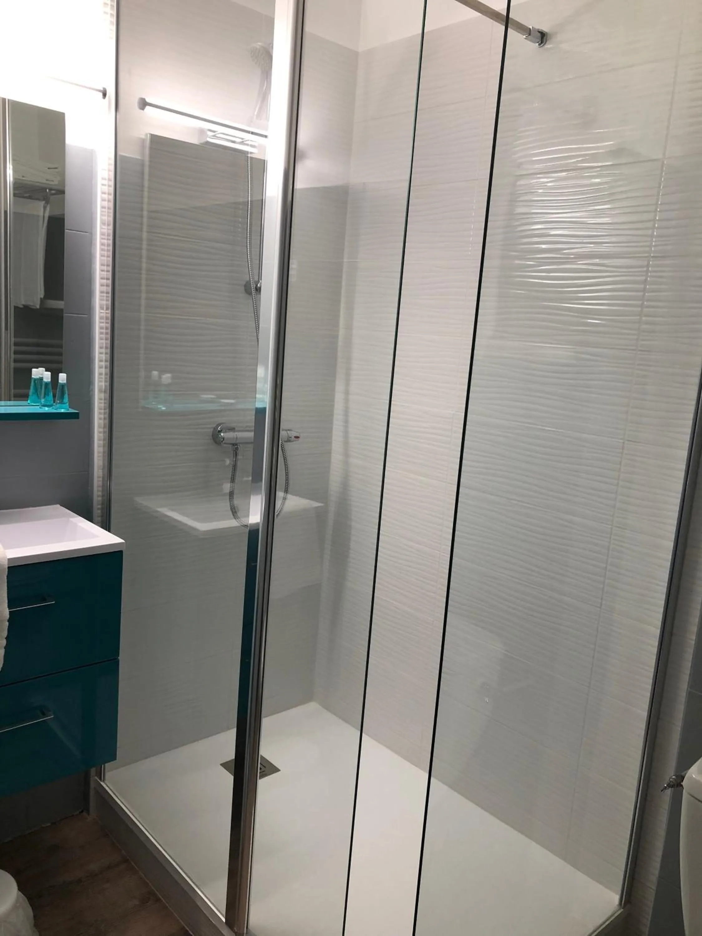 Shower in Hotel La Cote Oceane- Bureau- 250 m plage