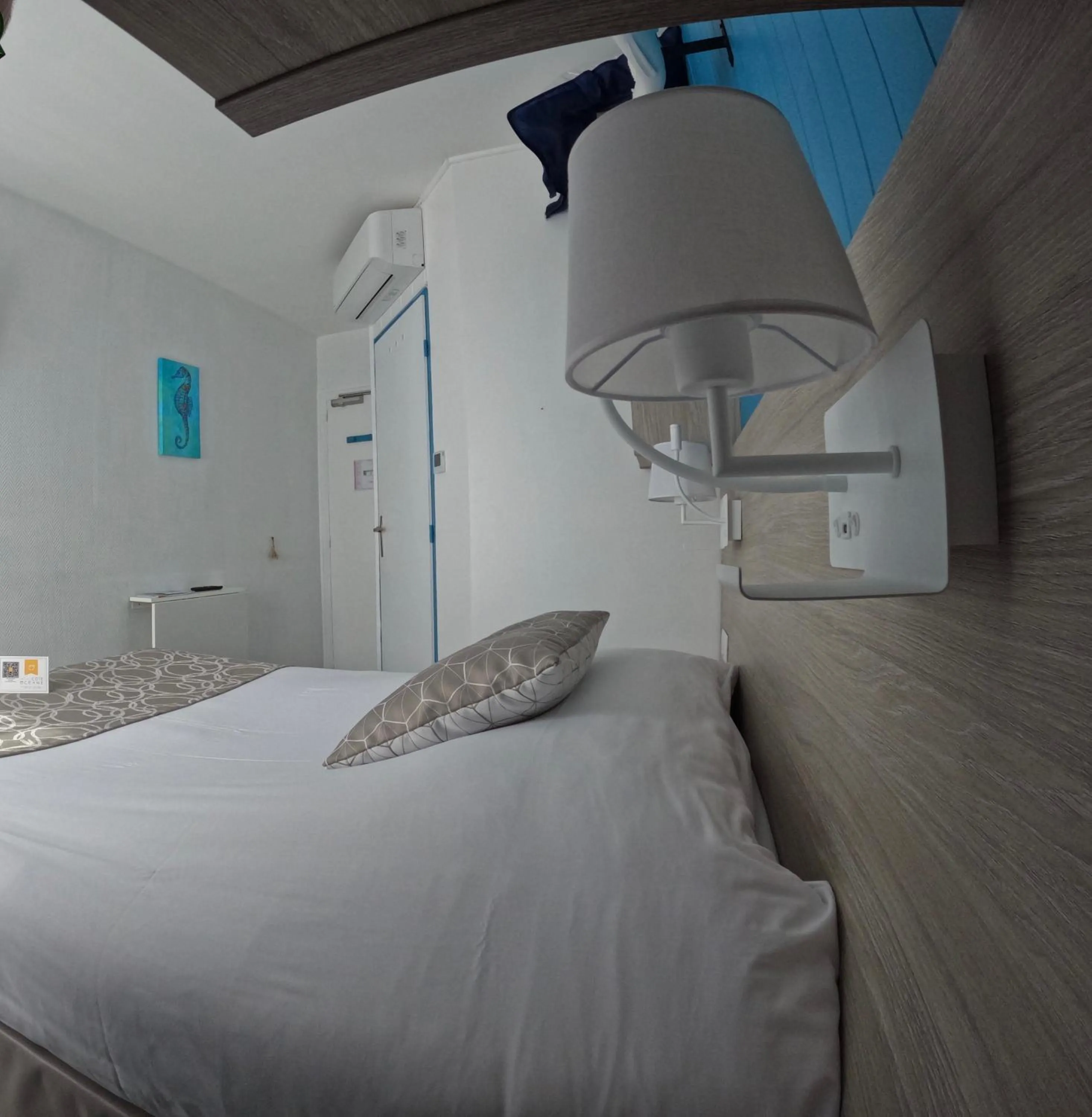 Photo of the whole room, Bed in Hotel La Cote Oceane- Bureau- 250 m plage