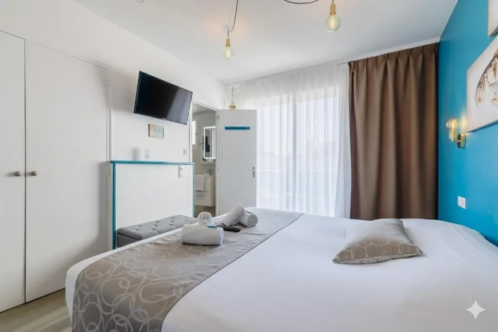 Bedroom, Bed in Hotel La Cote Oceane - Saint Jean de Monts