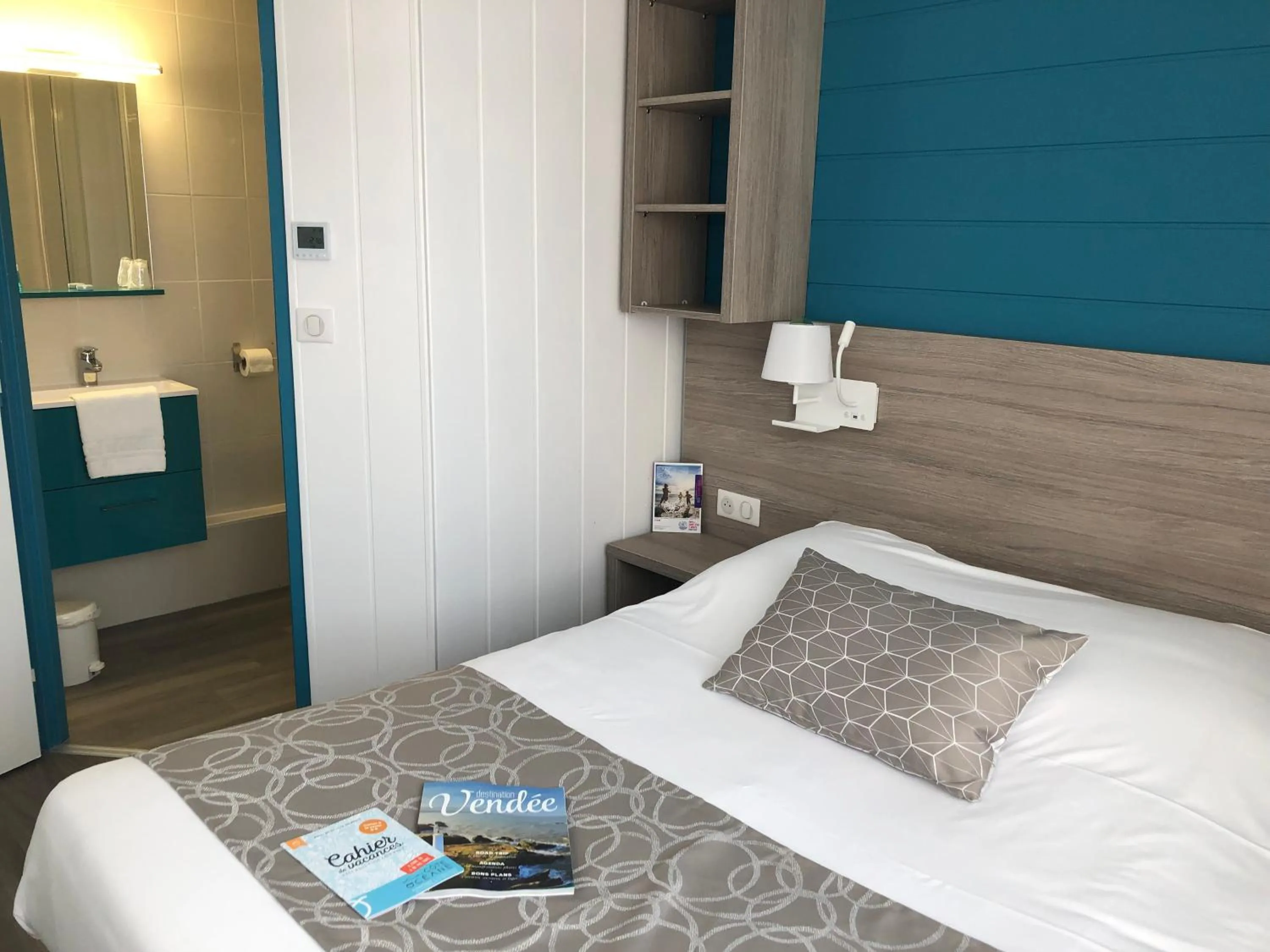 Bed in Hotel La Cote Oceane- Bureau- 250 m plage