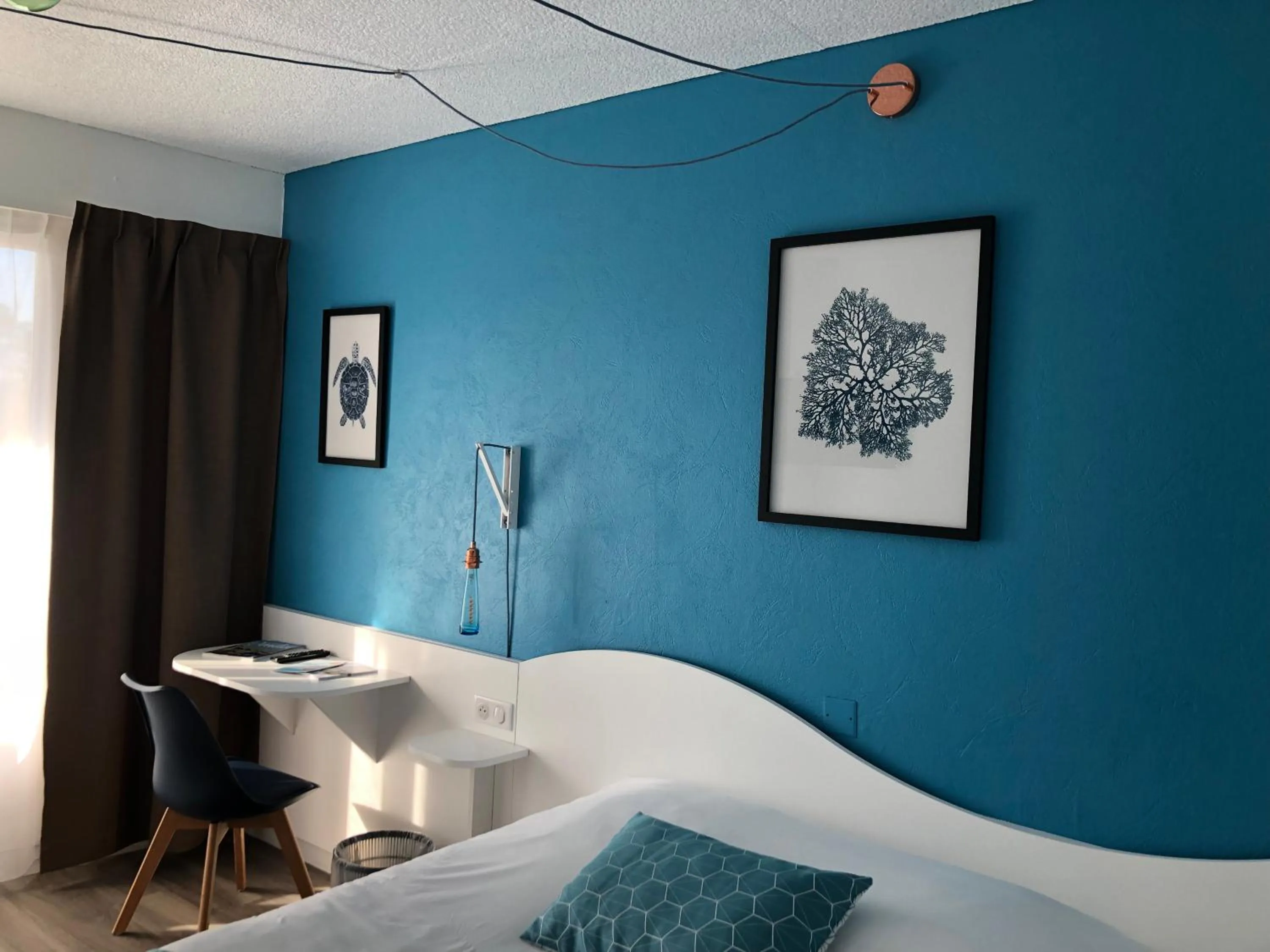 Seating area, Bed in Hotel La Cote Oceane- Bureau- 250 m plage