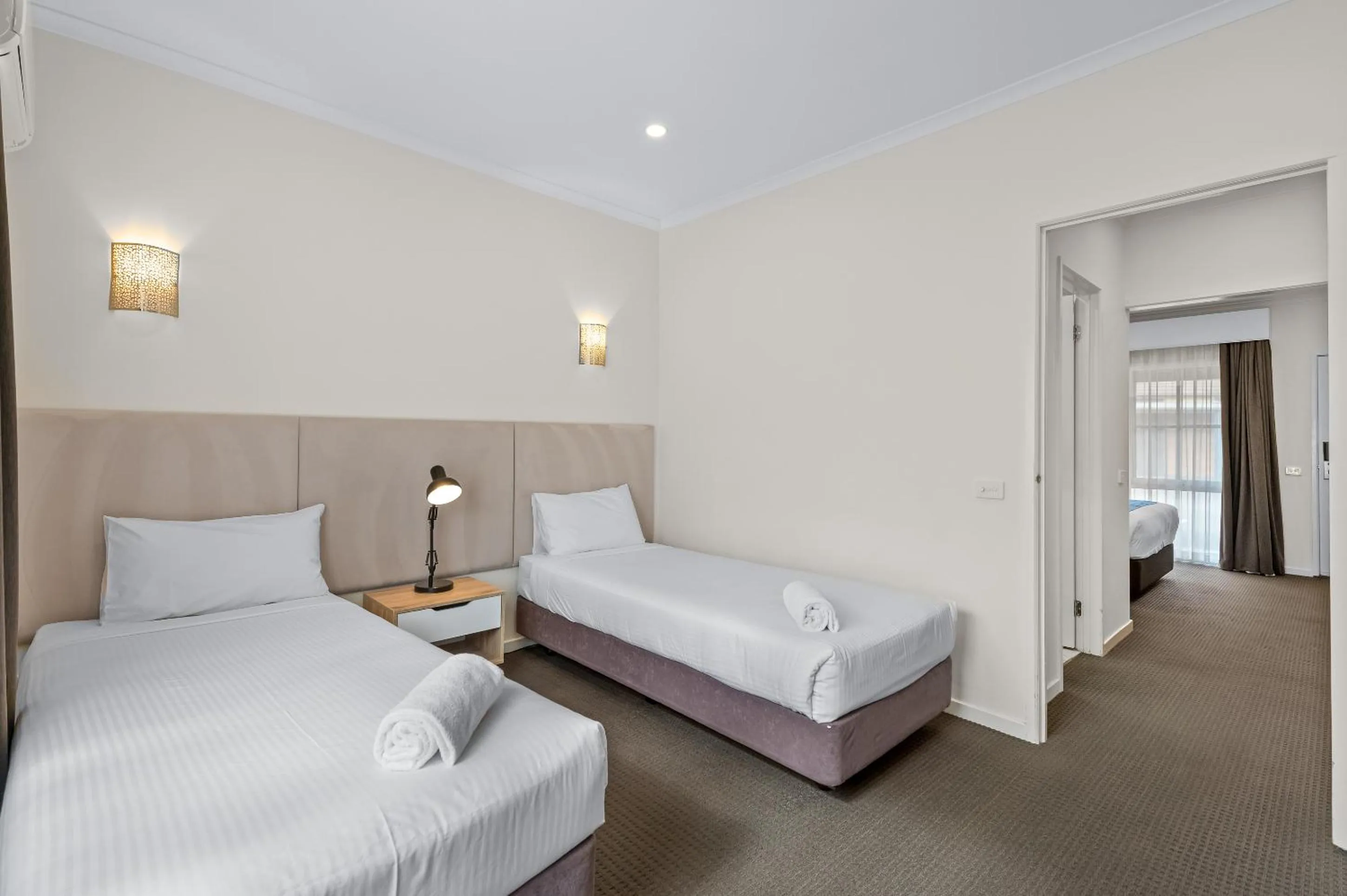 Bedroom, Bed in Rowville International Hotel