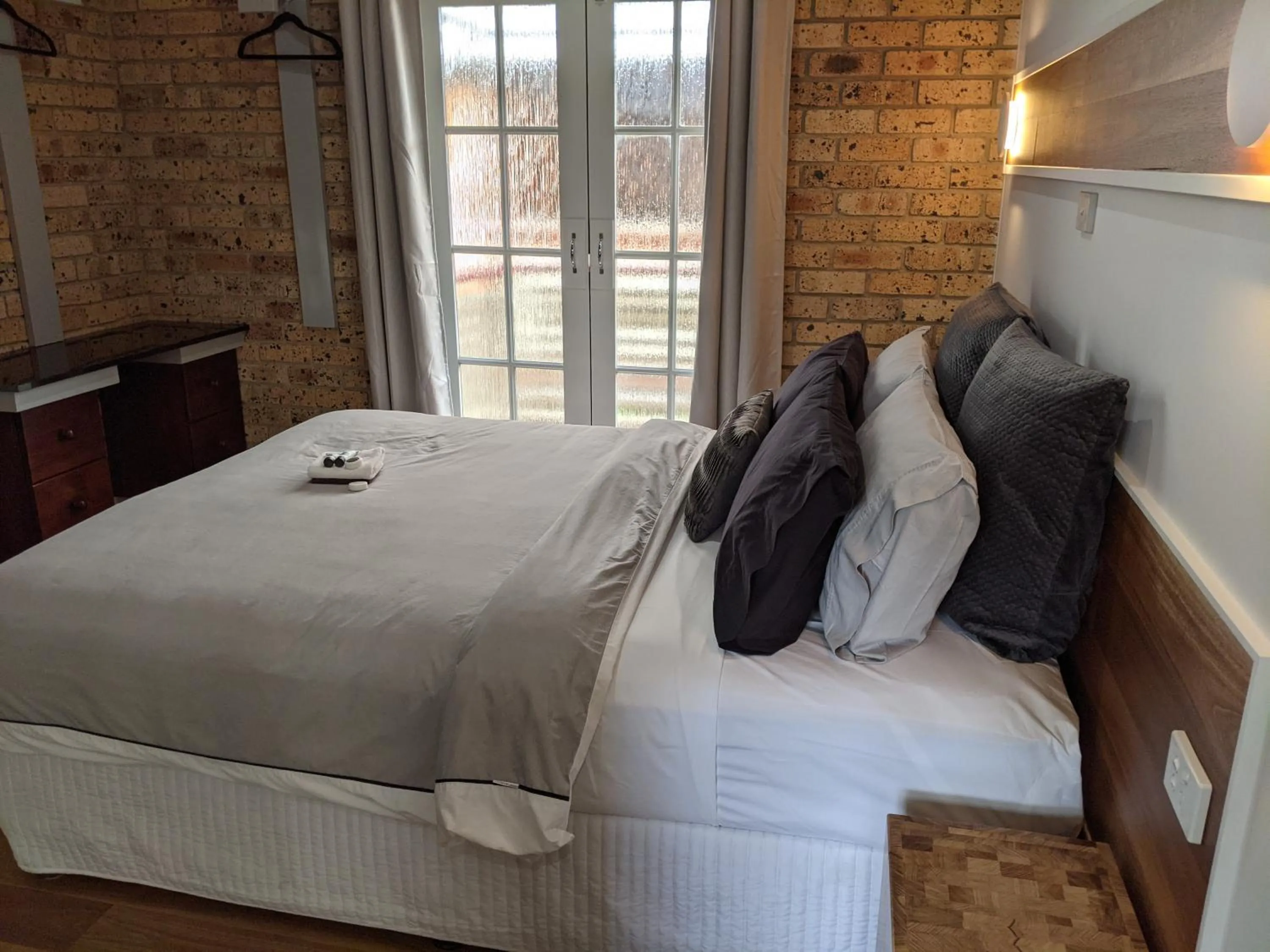 Bed in Ettalong Beach Tourist Resort