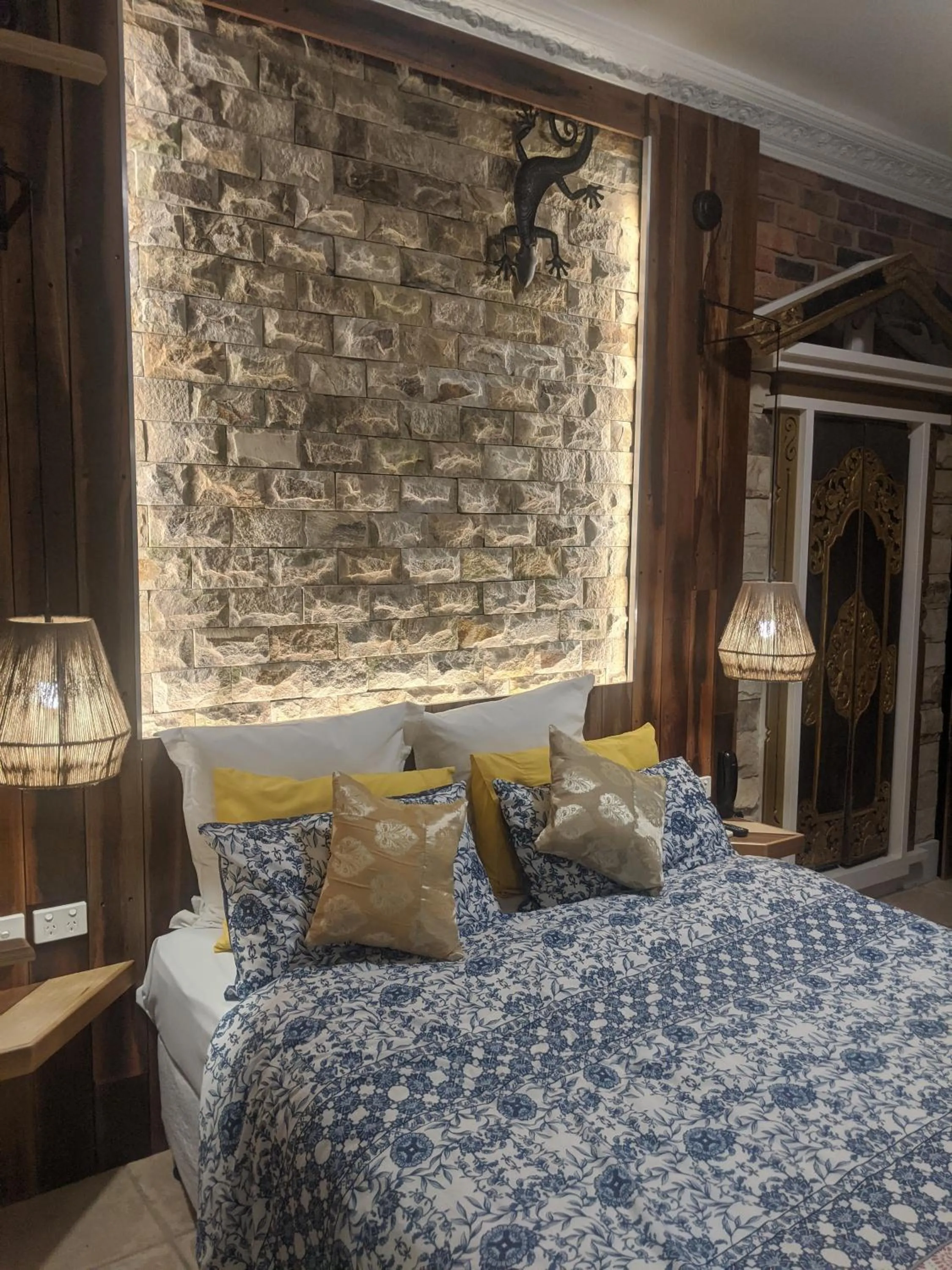 Bed in Ettalong Beach Tourist Resort