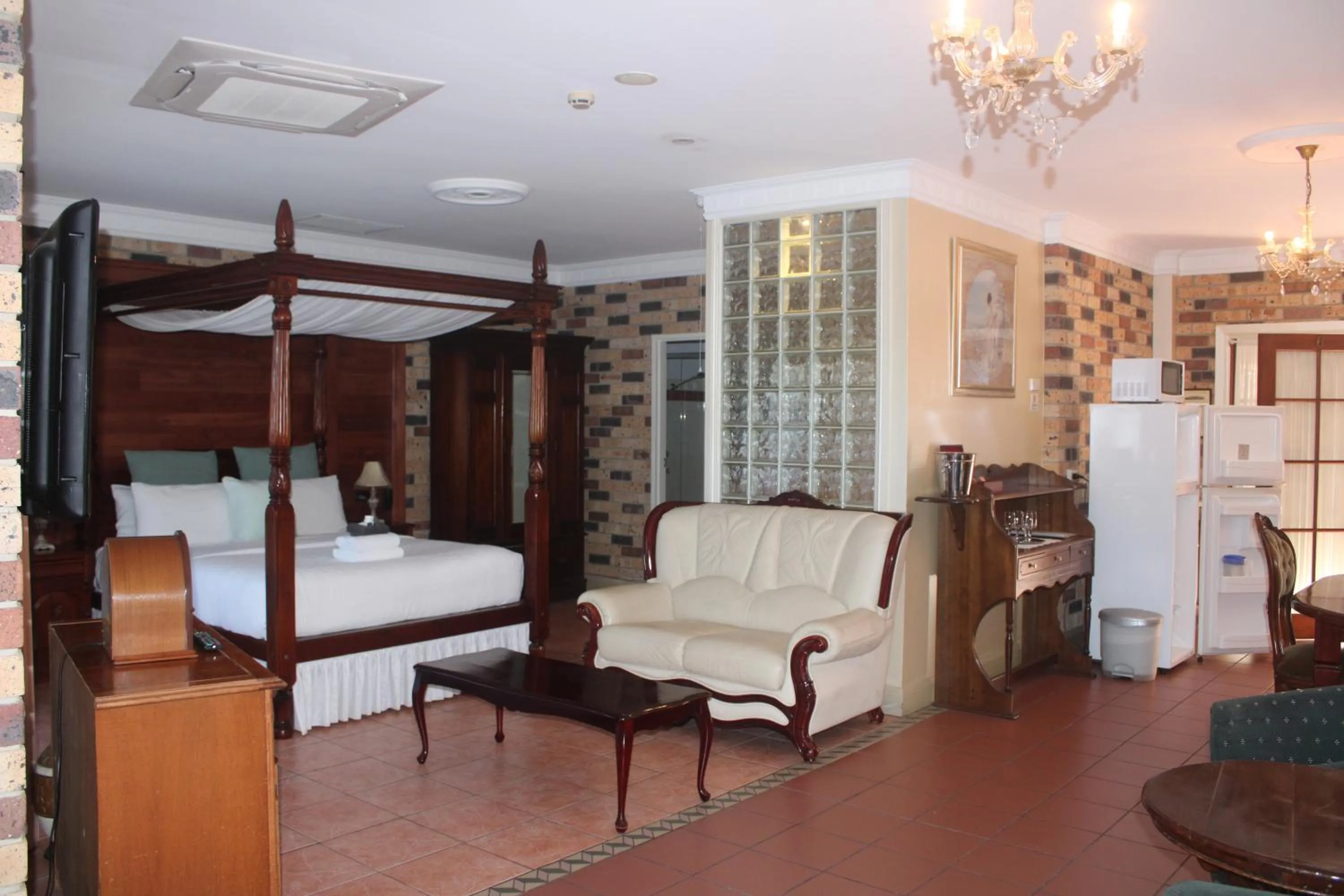 Bed in Ettalong Beach Tourist Resort