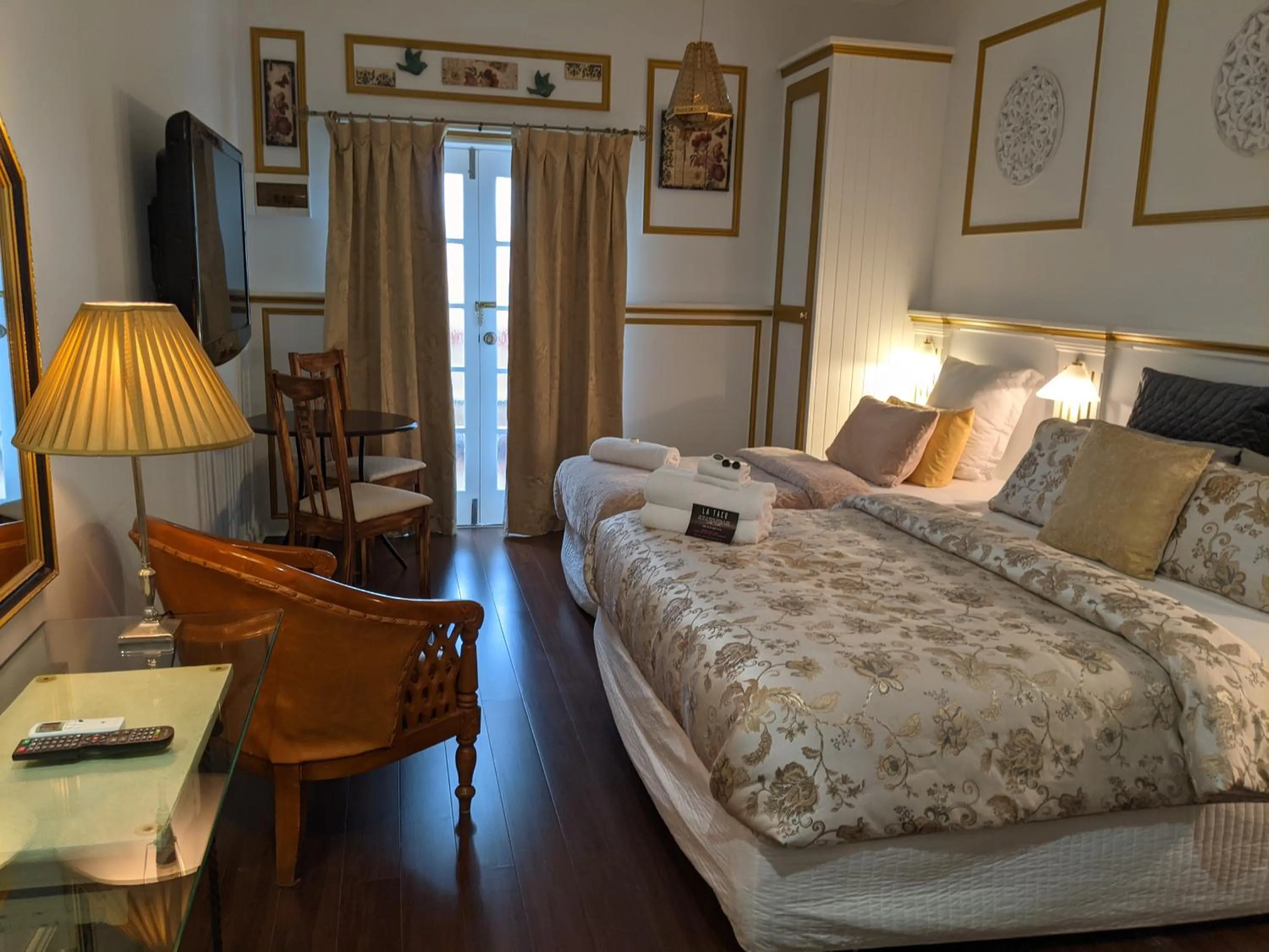 Bed in Ettalong Beach Tourist Resort