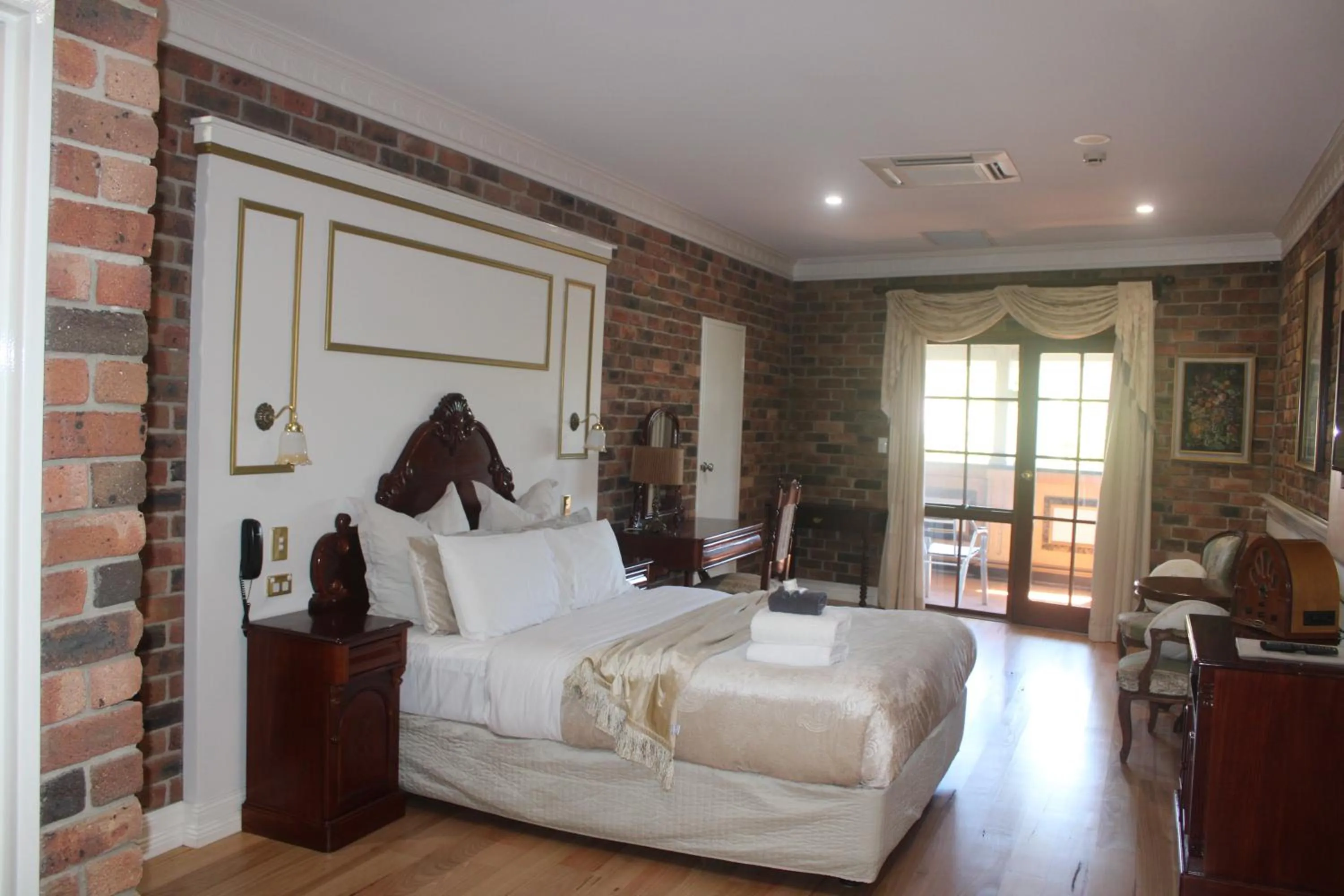 Bed in Ettalong Beach Tourist Resort