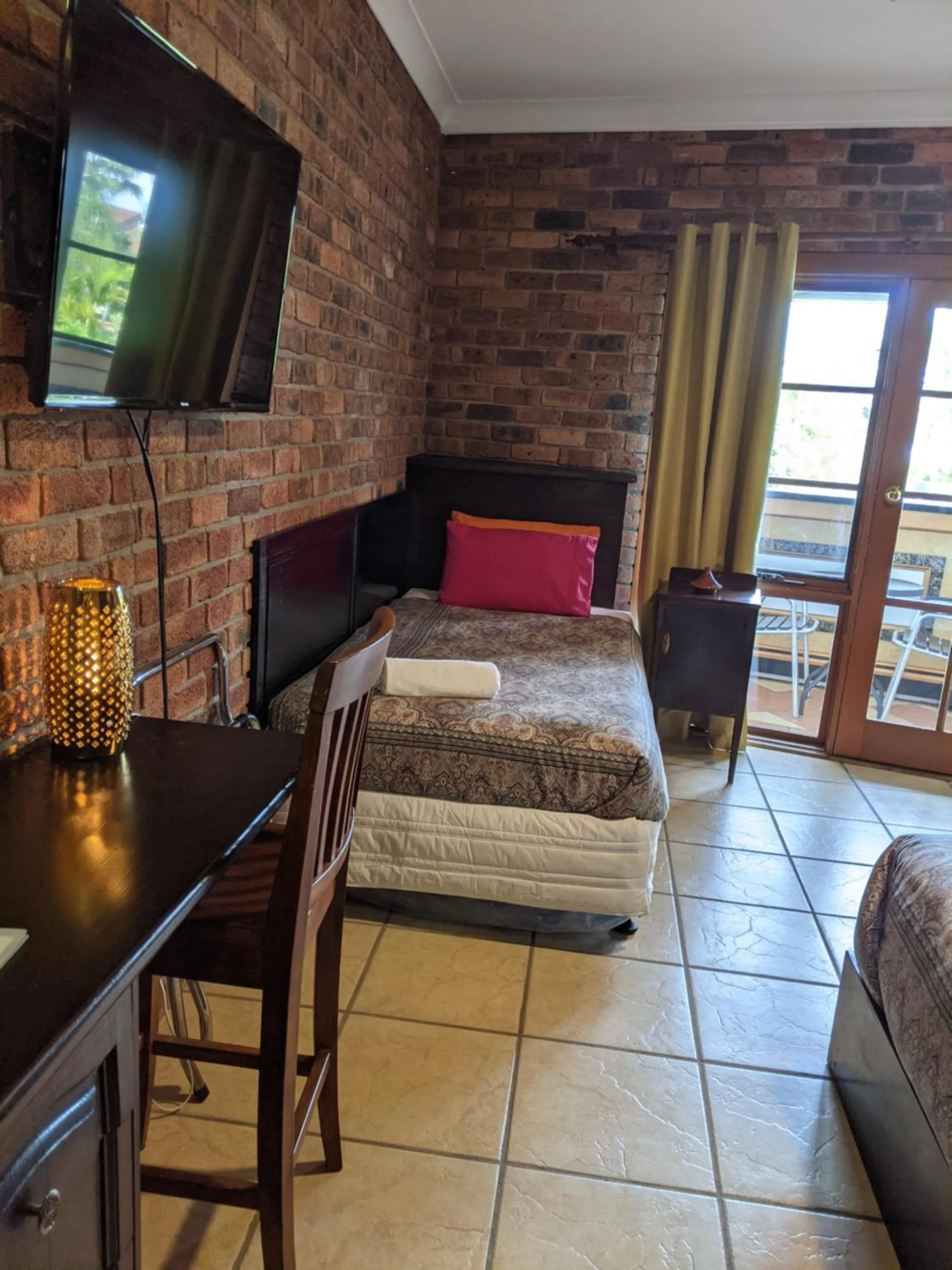 Bed in Ettalong Beach Tourist Resort