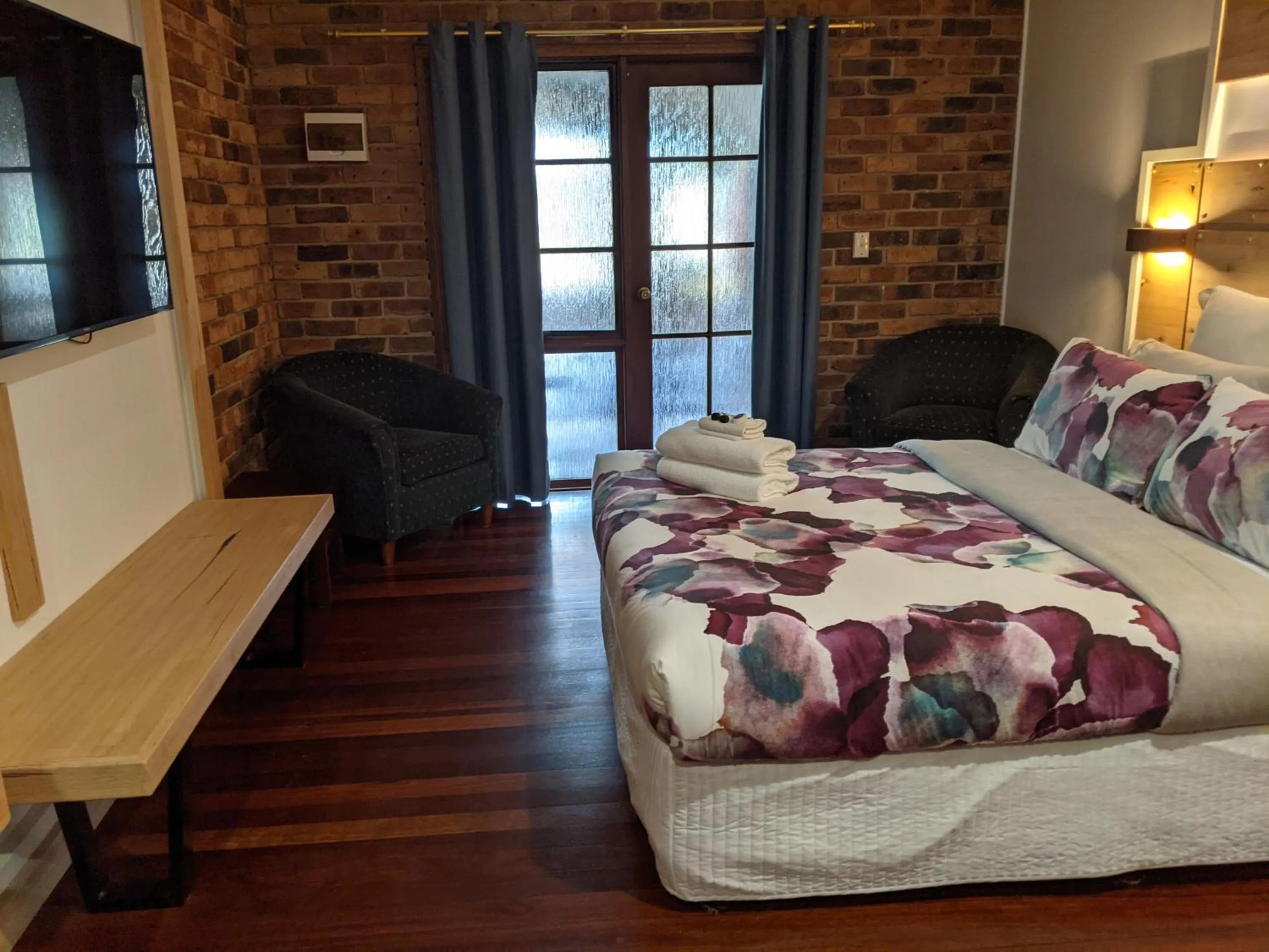 Bed in Ettalong Beach Tourist Resort