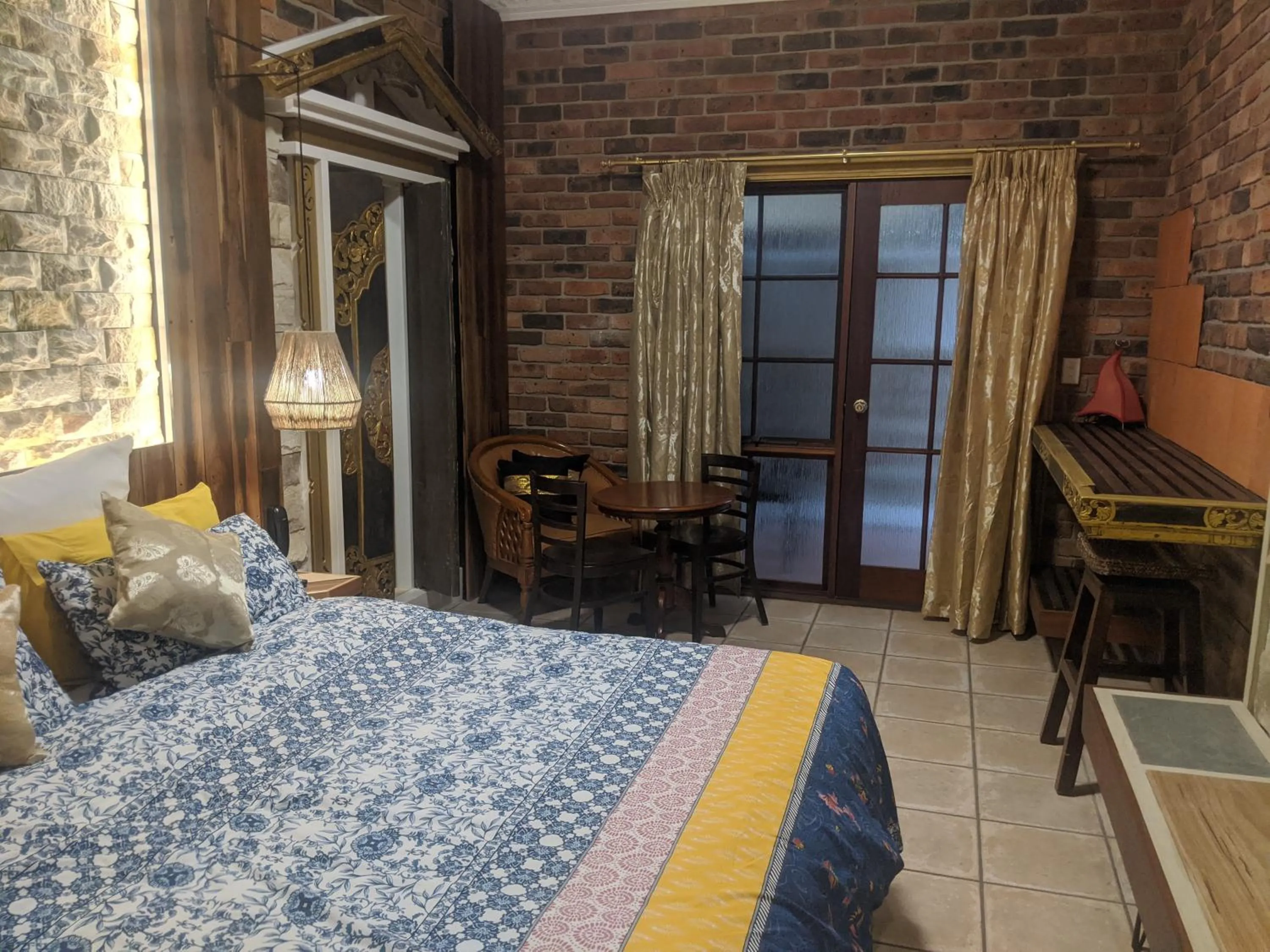 Bed in Ettalong Beach Tourist Resort