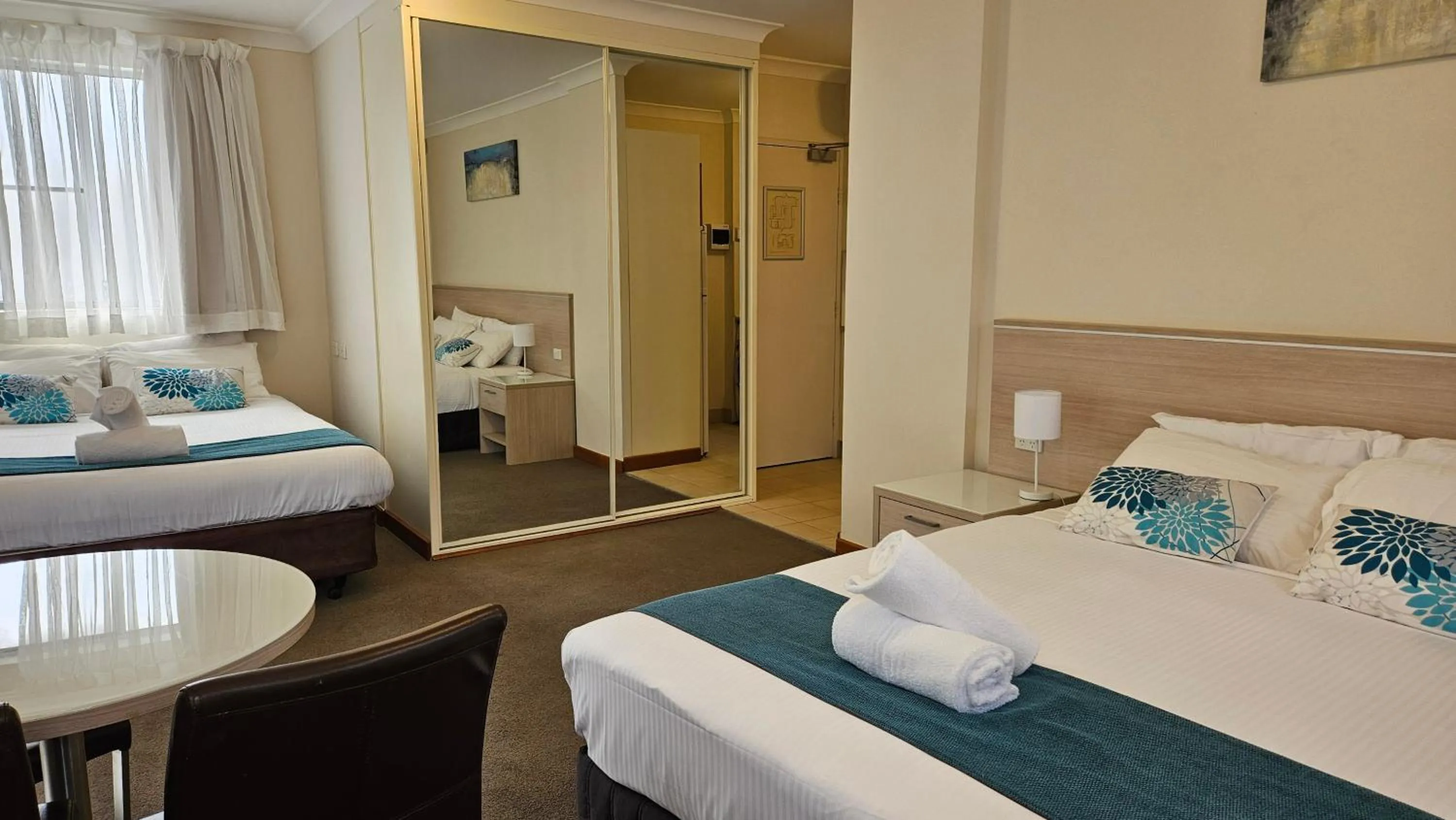 Living room, Bed in Copacabana Shores