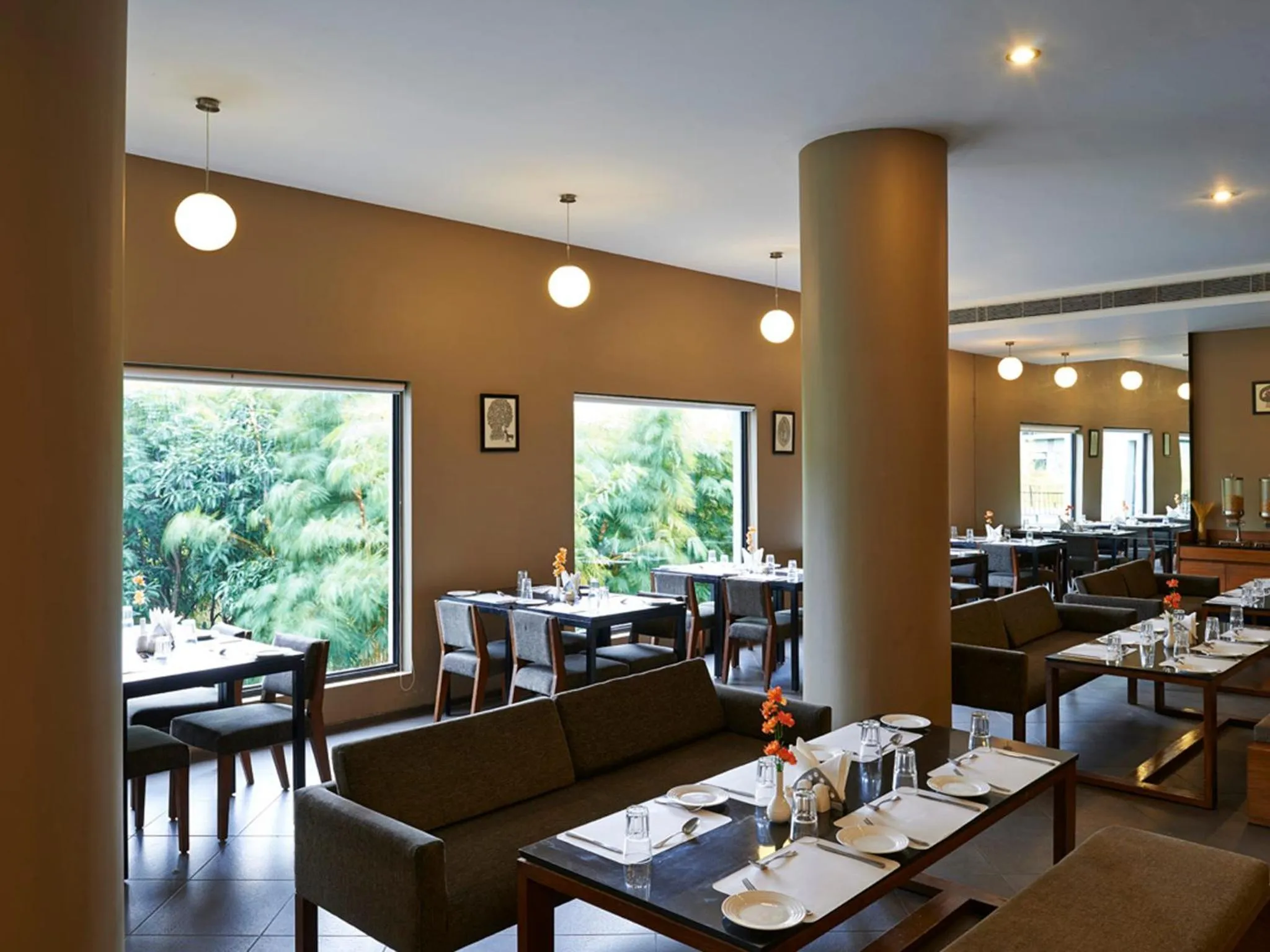 Restaurant/places to eat in Club Mahindra Corbett
