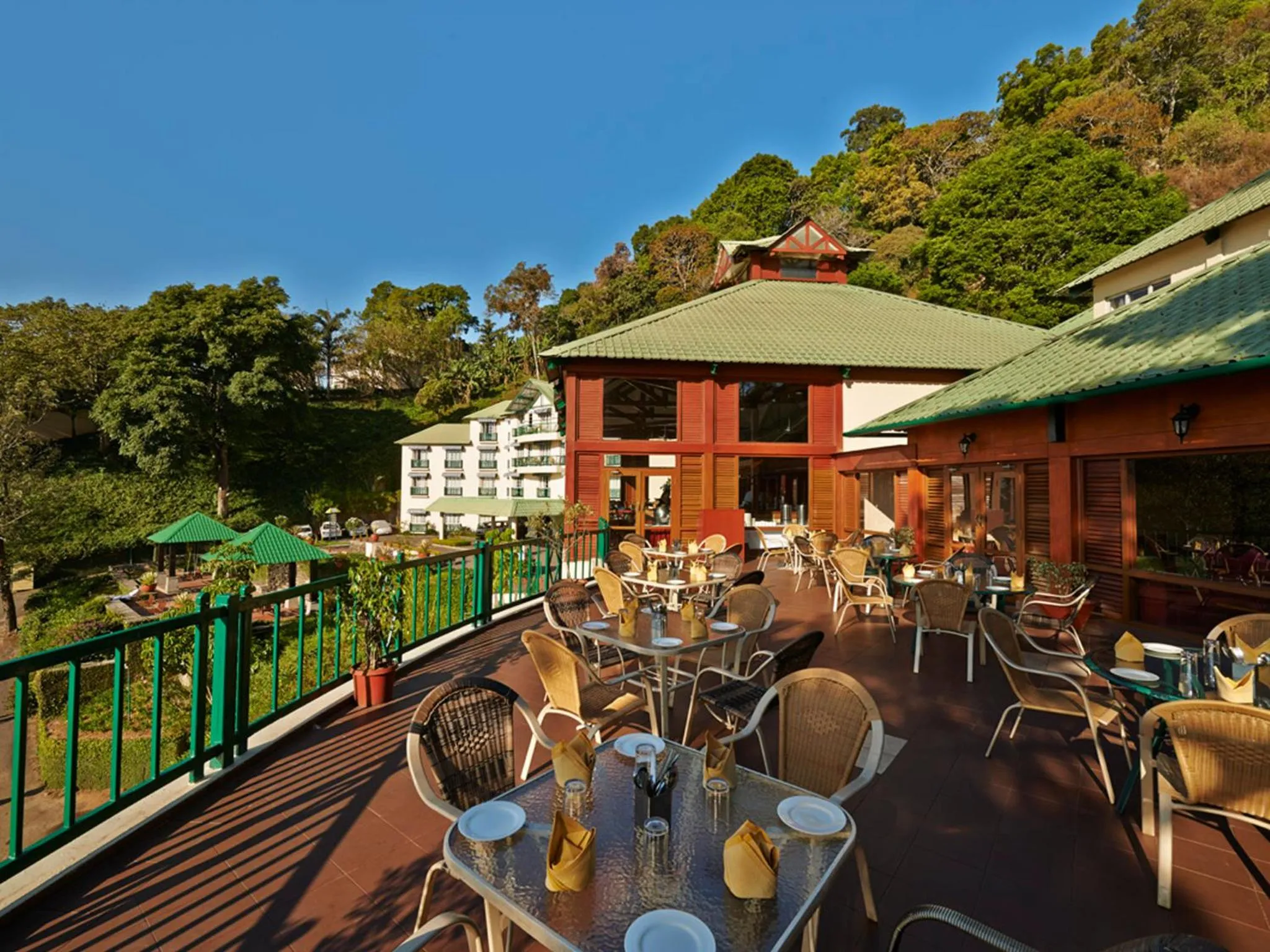 Restaurant/places to eat in Club Mahindra Lake View Munnar