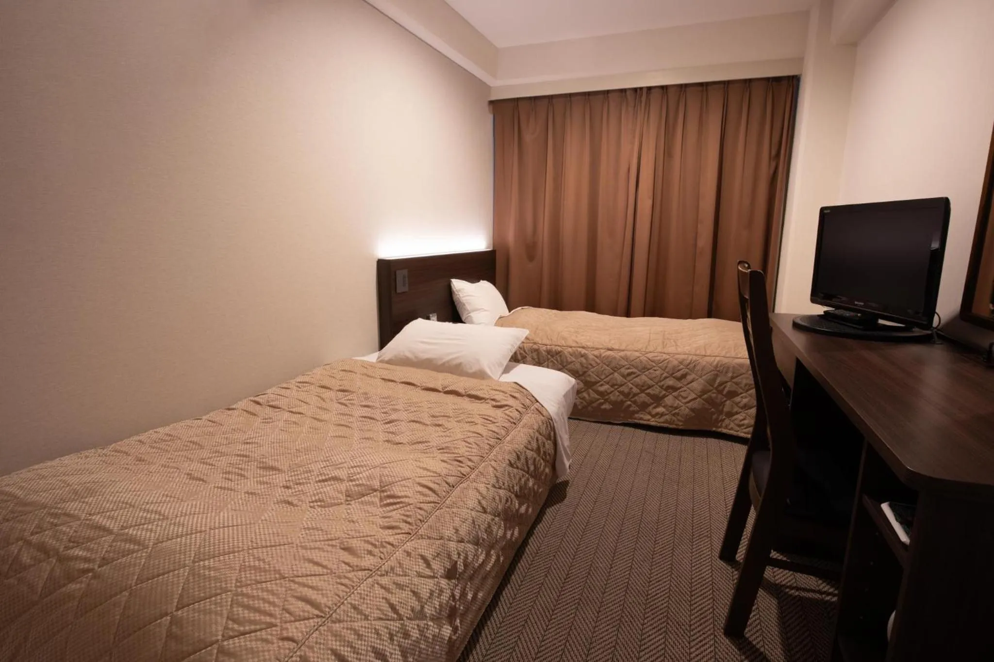 Bed in Hotel Sunroute Matsuyama