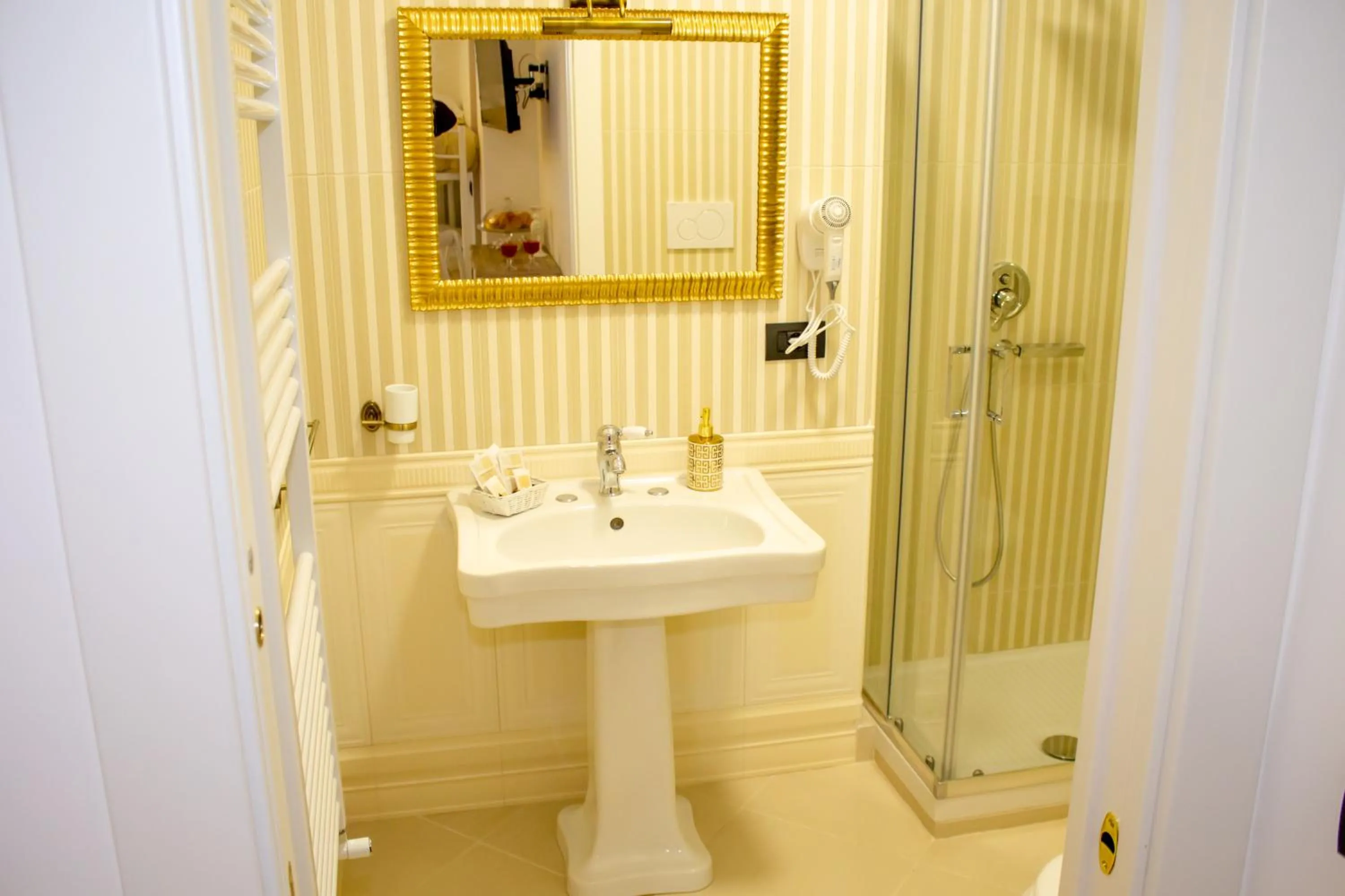 Shower in B&B Xenia Pompei