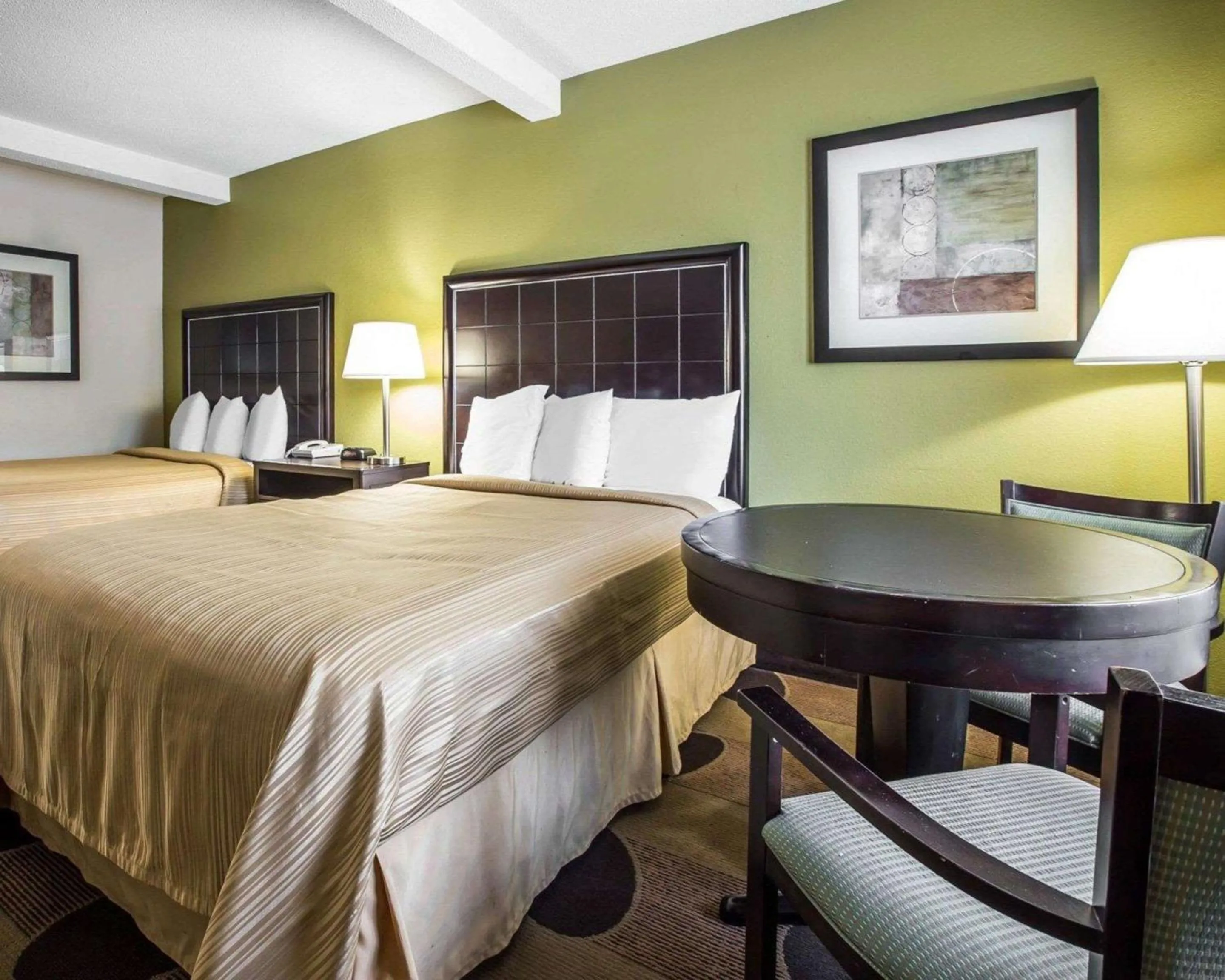 Photo of the whole room, Bed in Quality Inn Greenwood Hwy 25