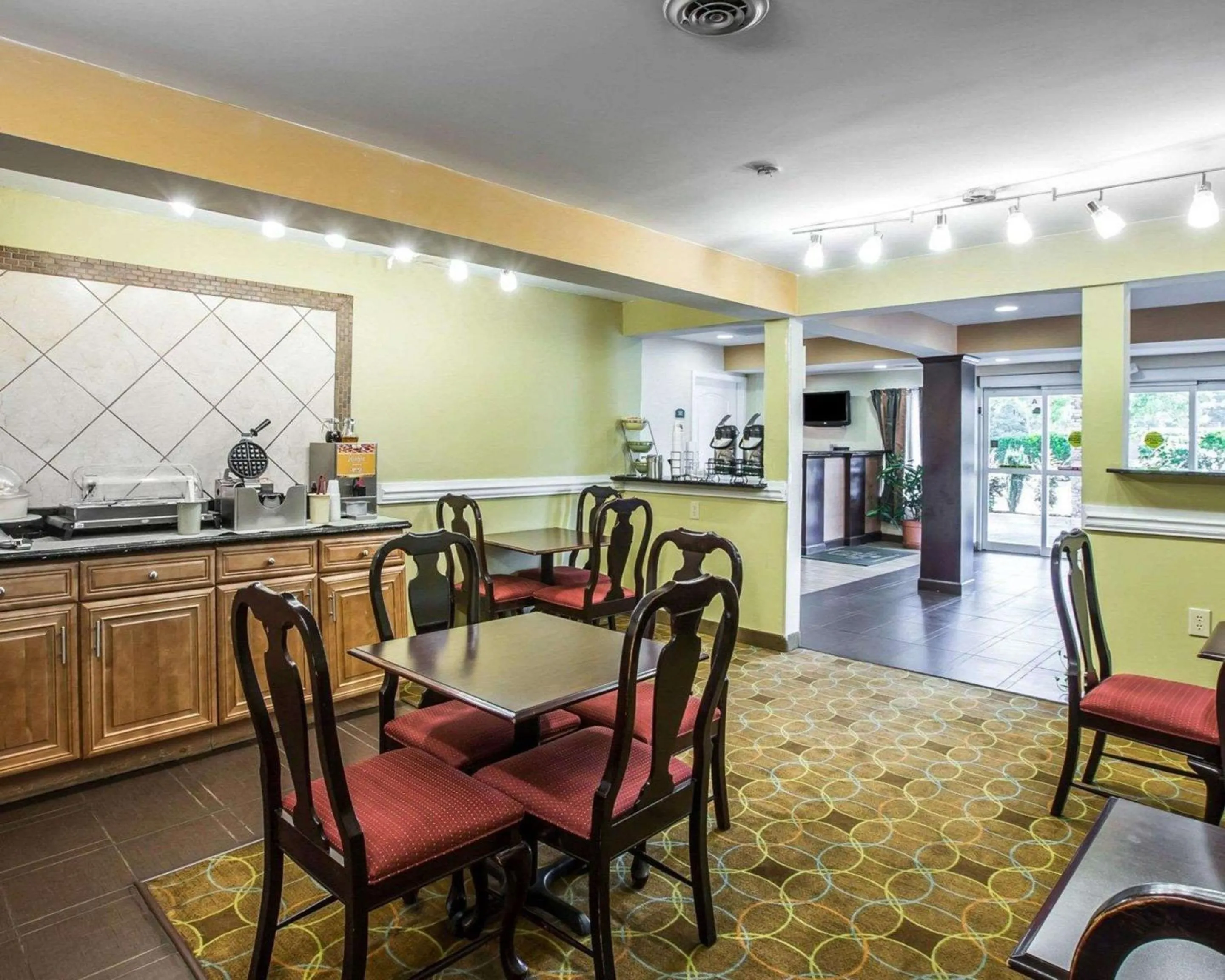 Restaurant/places to eat in Quality Inn Greenwood Hwy 25