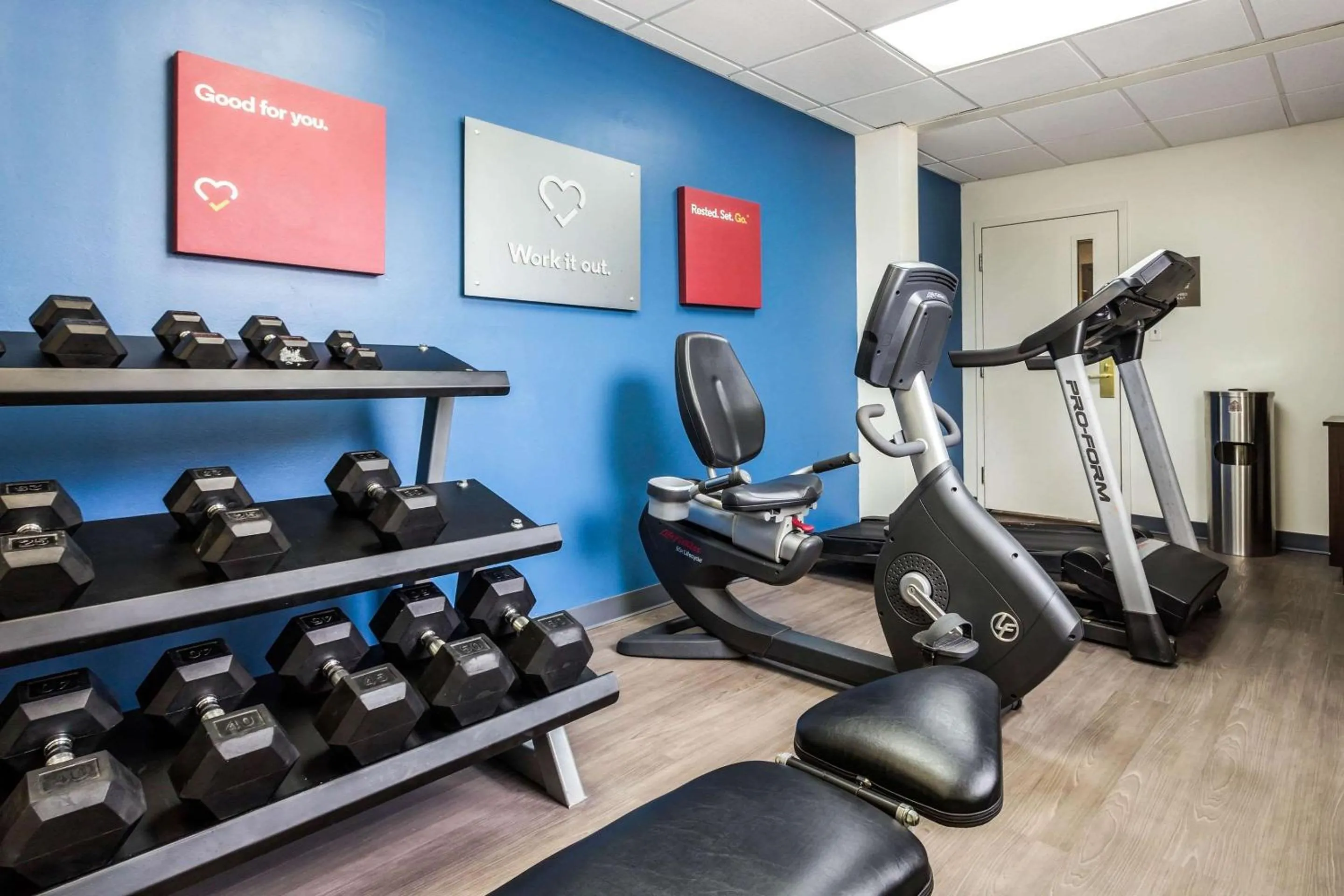 Fitness centre/facilities in Comfort Suites At the University
