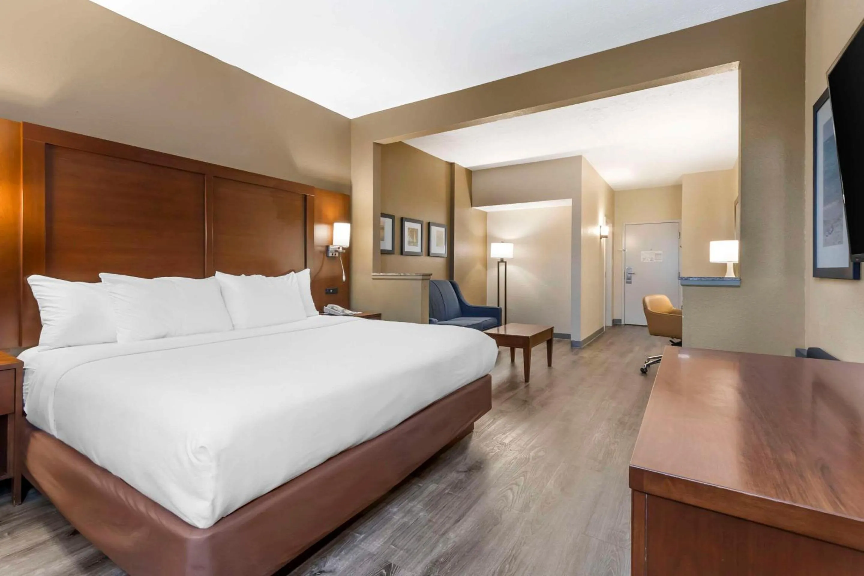 Bedroom, Bed in Comfort Suites At the University