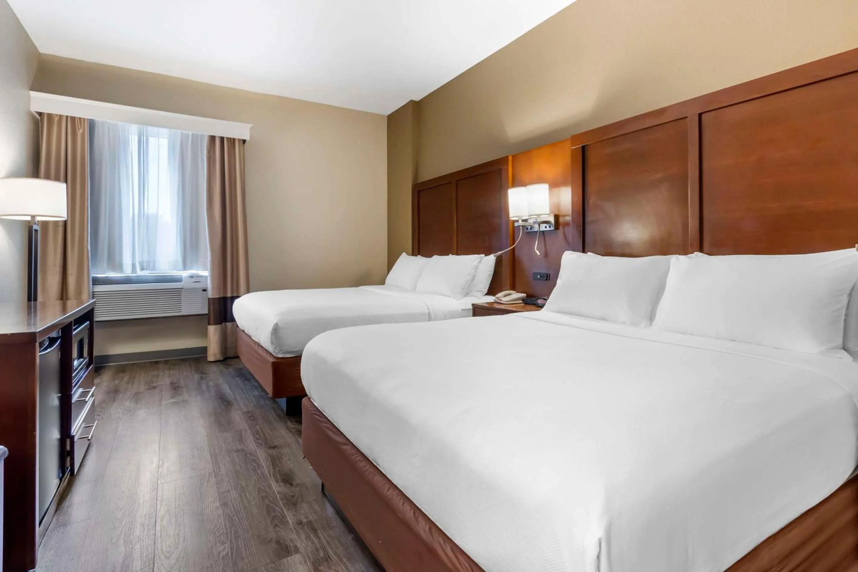 Bedroom, Bed in Comfort Suites At the University