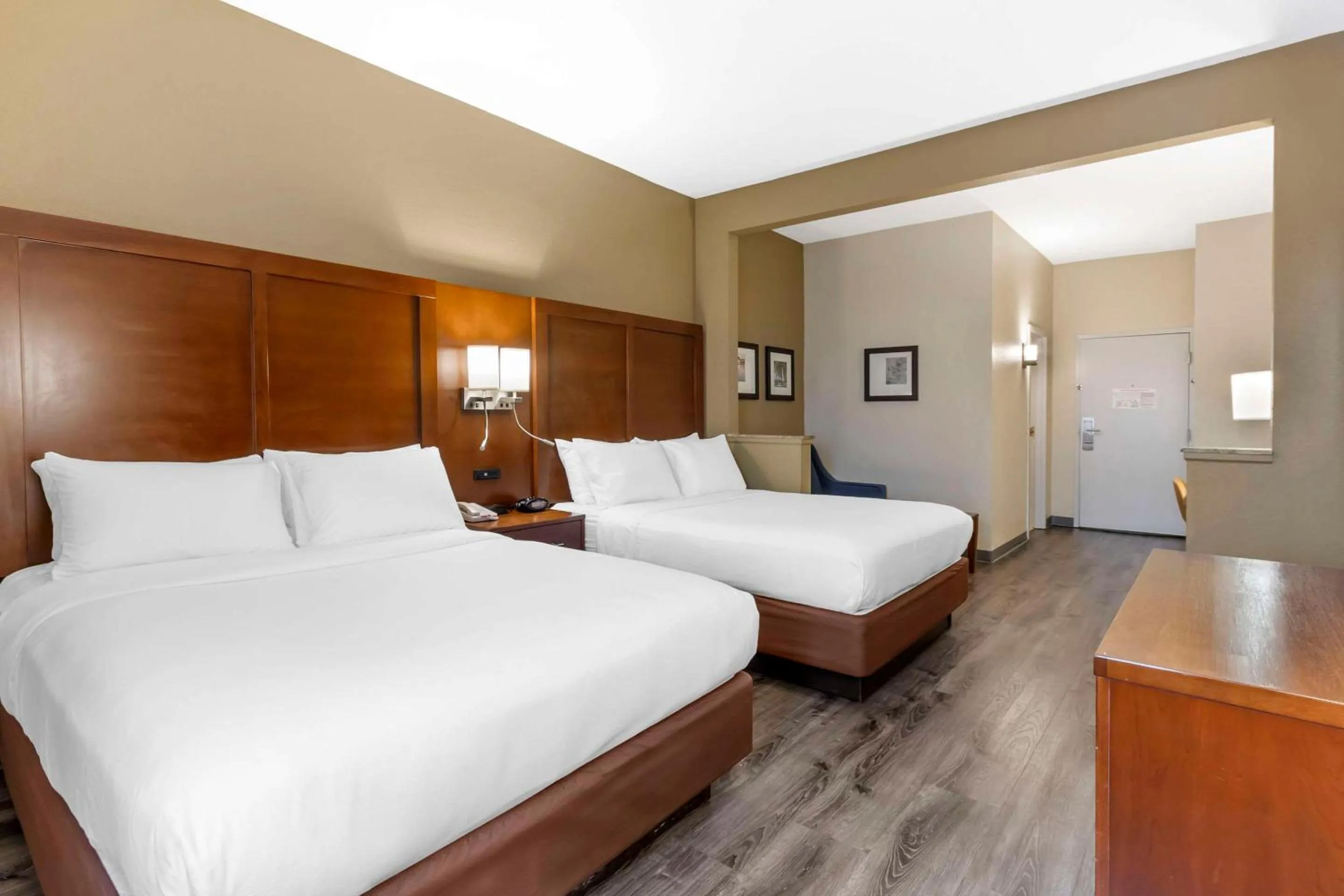 Bedroom, Bed in Comfort Suites At the University