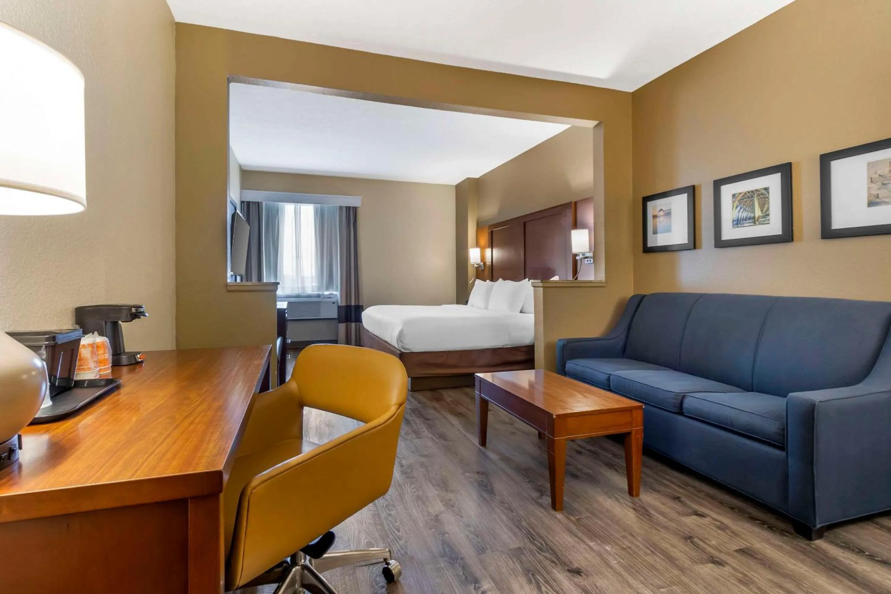 Bedroom in Comfort Suites At the University