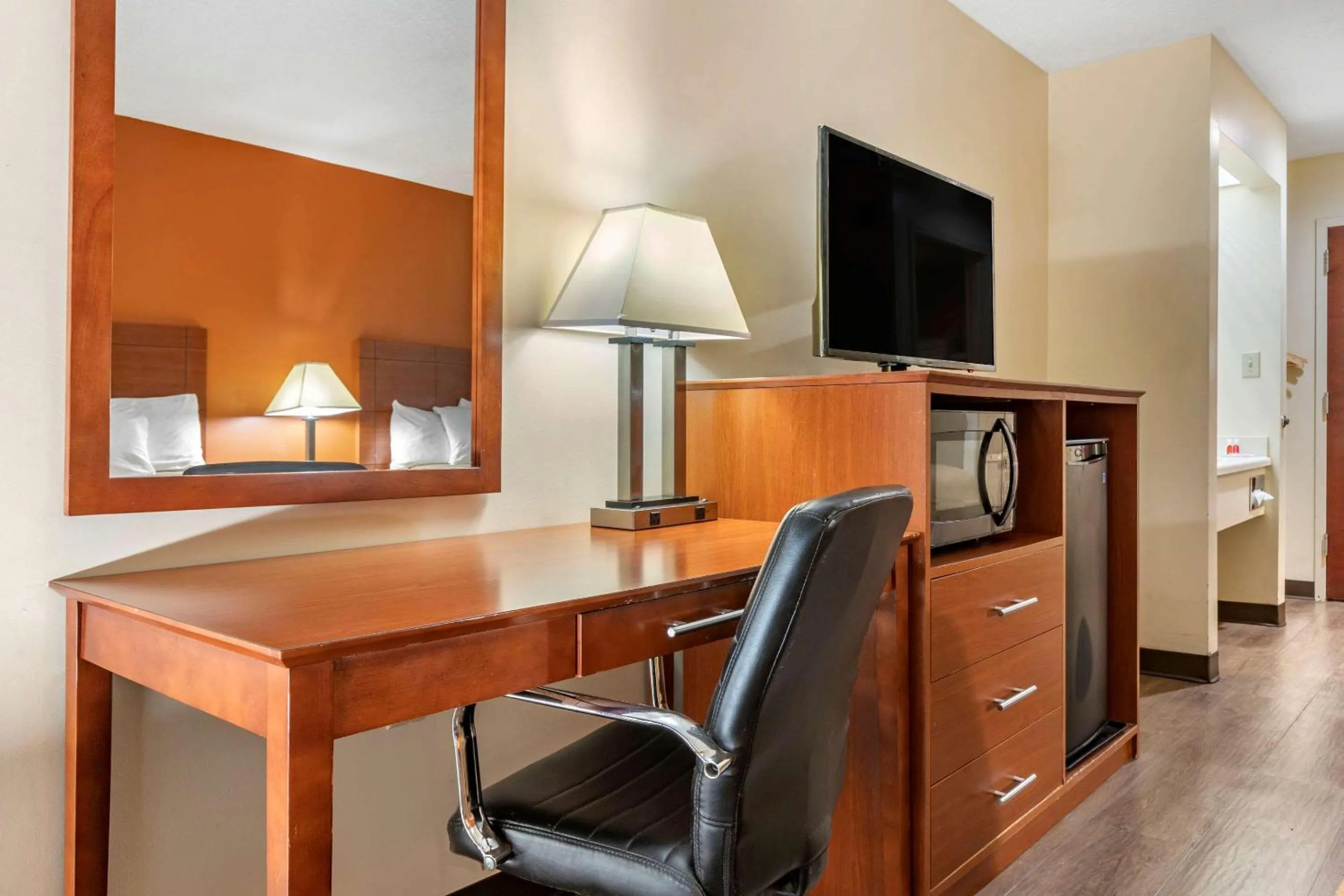 Photo of the whole room in Econo Lodge Saint Stephen