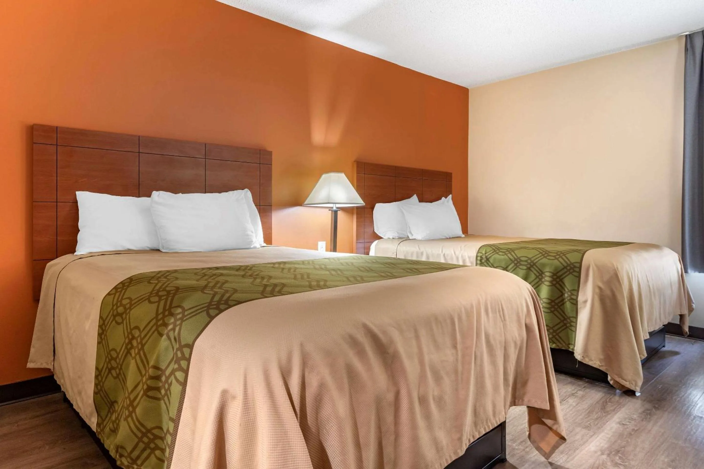 Photo of the whole room, Bed in Econo Lodge Saint Stephen