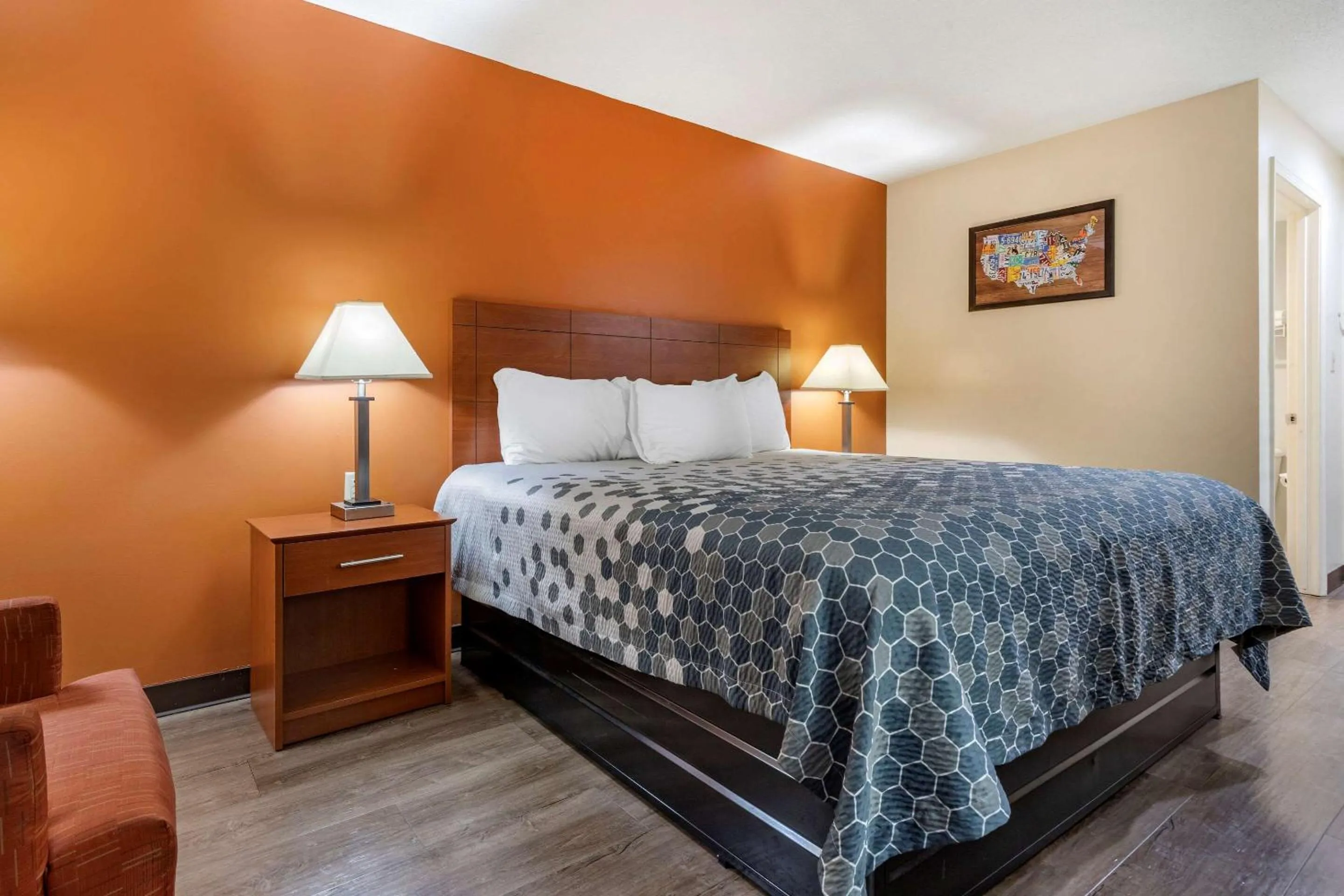 Bed in Econo Lodge Saint Stephen