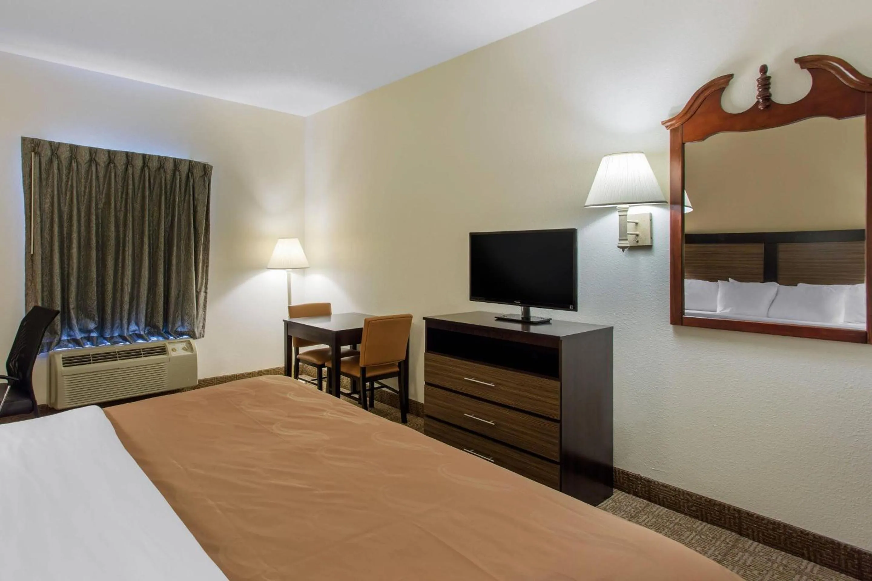 Bedroom, Bed in Quality Inn Surfside Myrtle Beach