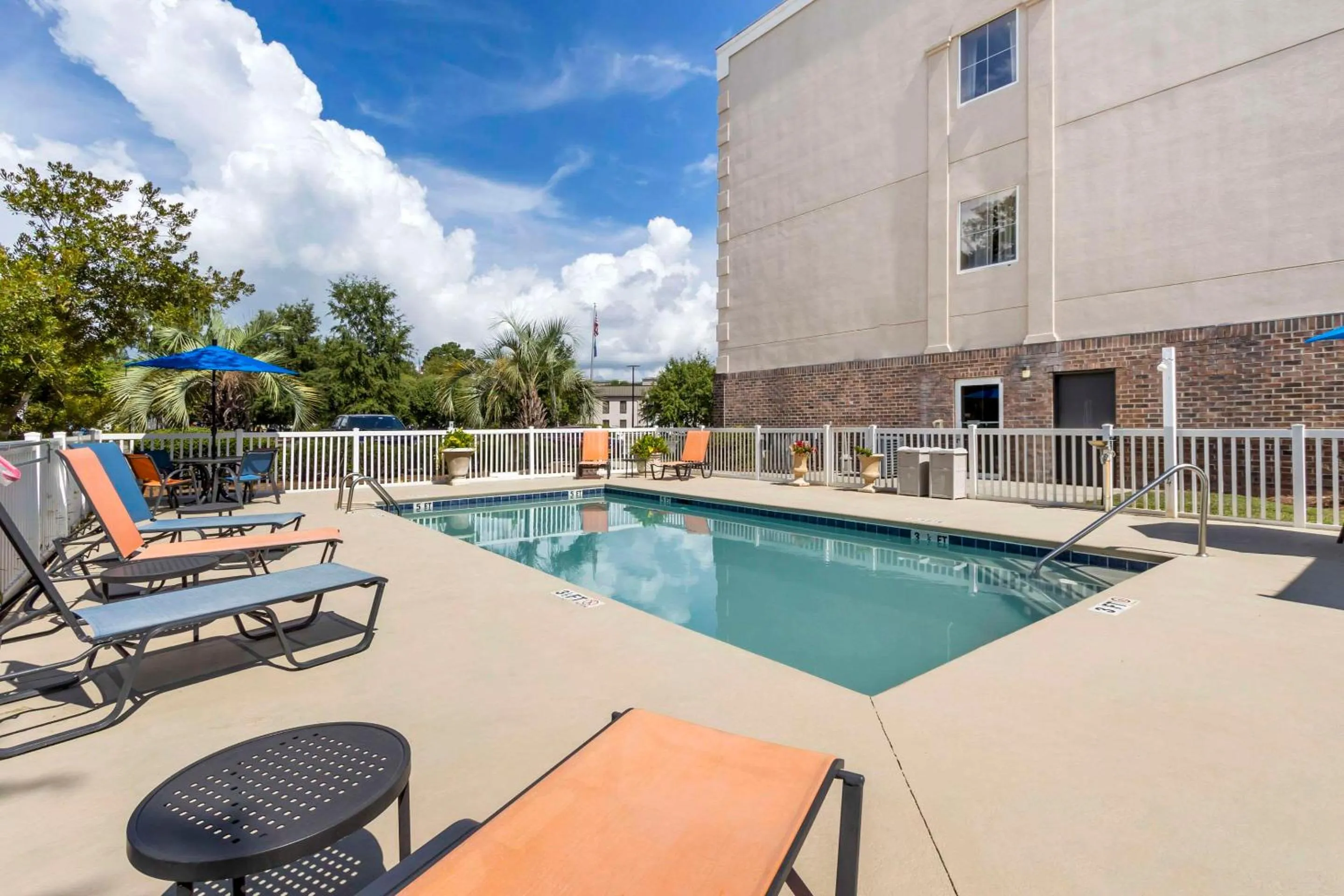 Swimming pool in Comfort Inn Summerville - Charleston