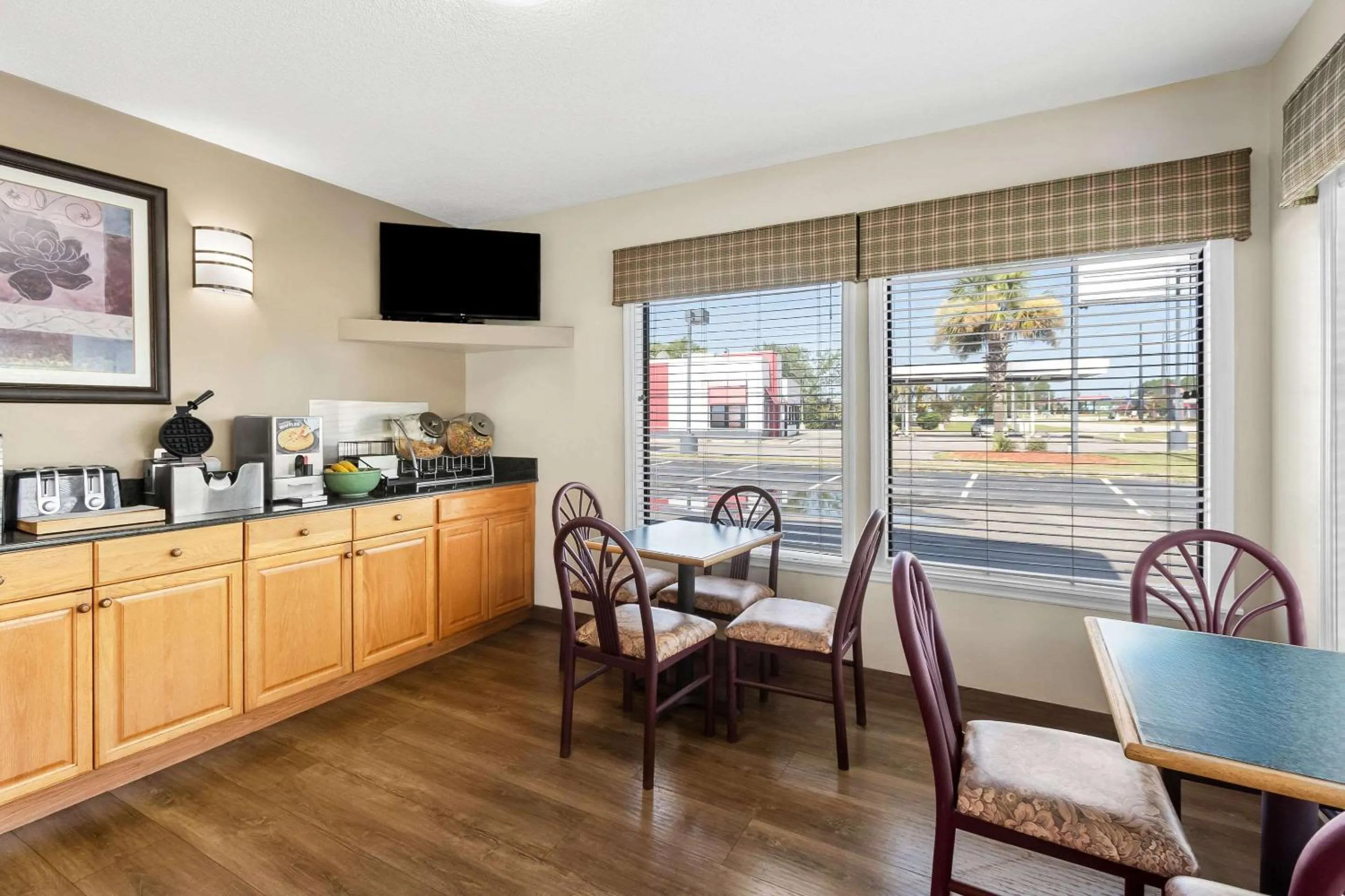 Breakfast in Econo Lodge St George