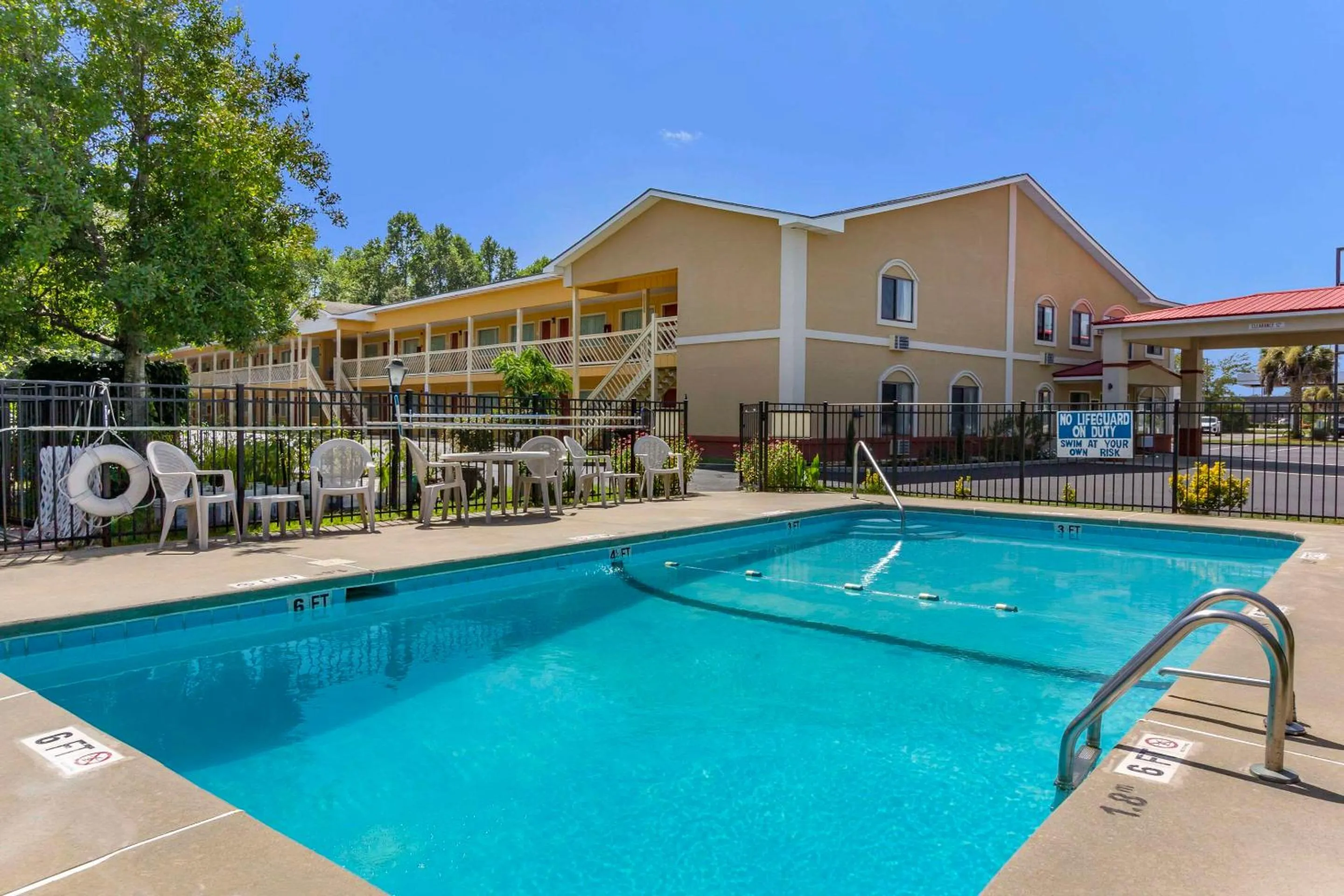 Pool view in Econo Lodge St George
