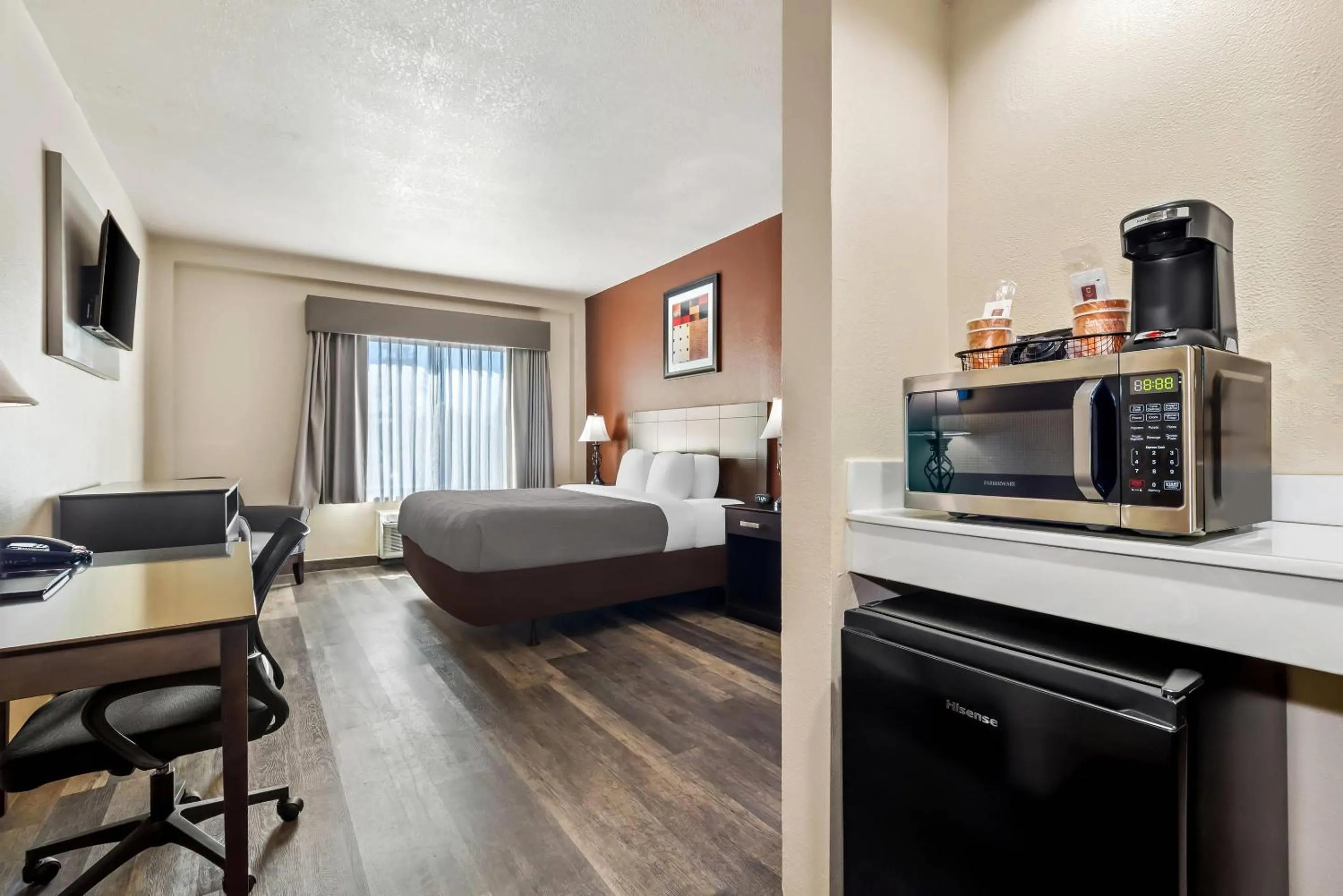 Bedroom, Bed in Quality Inn & Suites North Myrtle Beach