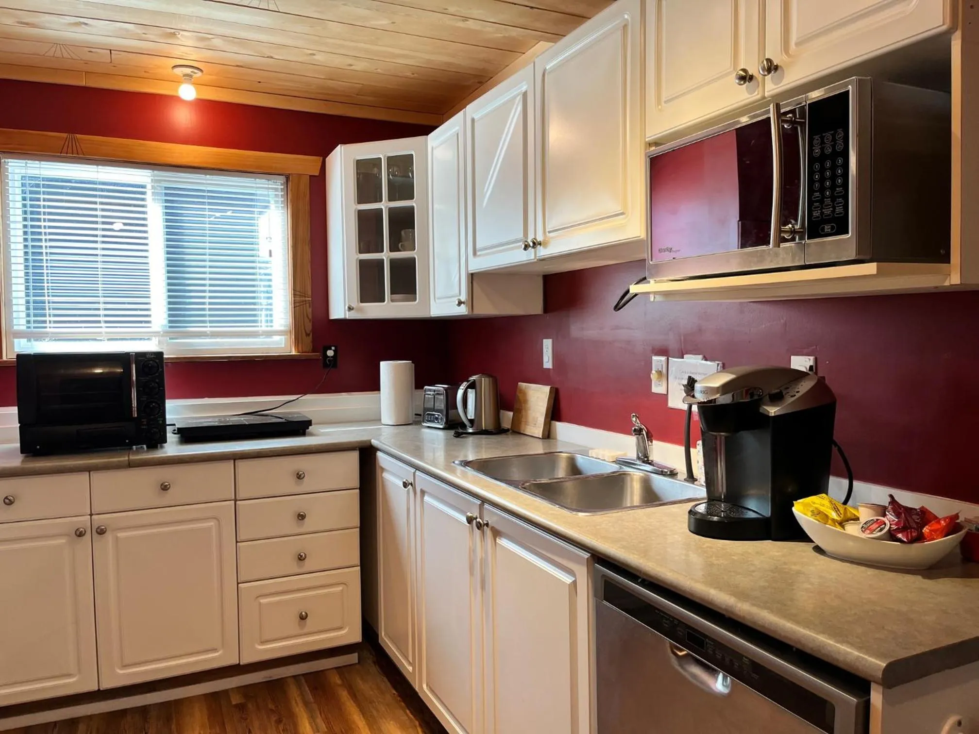 Coffee/tea facilities in Frigon Suite -Waterfront