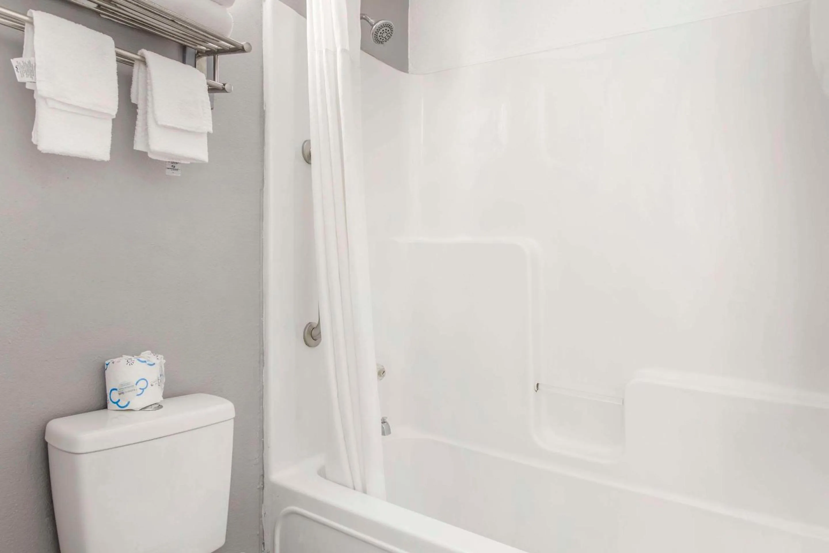 Bedroom in Quality Inn & Suites Hardeeville - Savannah North