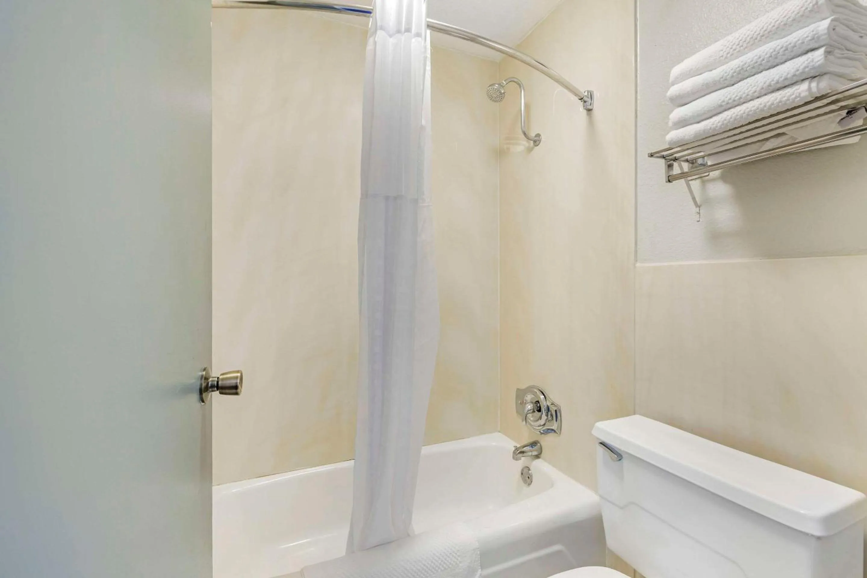 Bedroom in Quality Inn & Suites Santee I-95