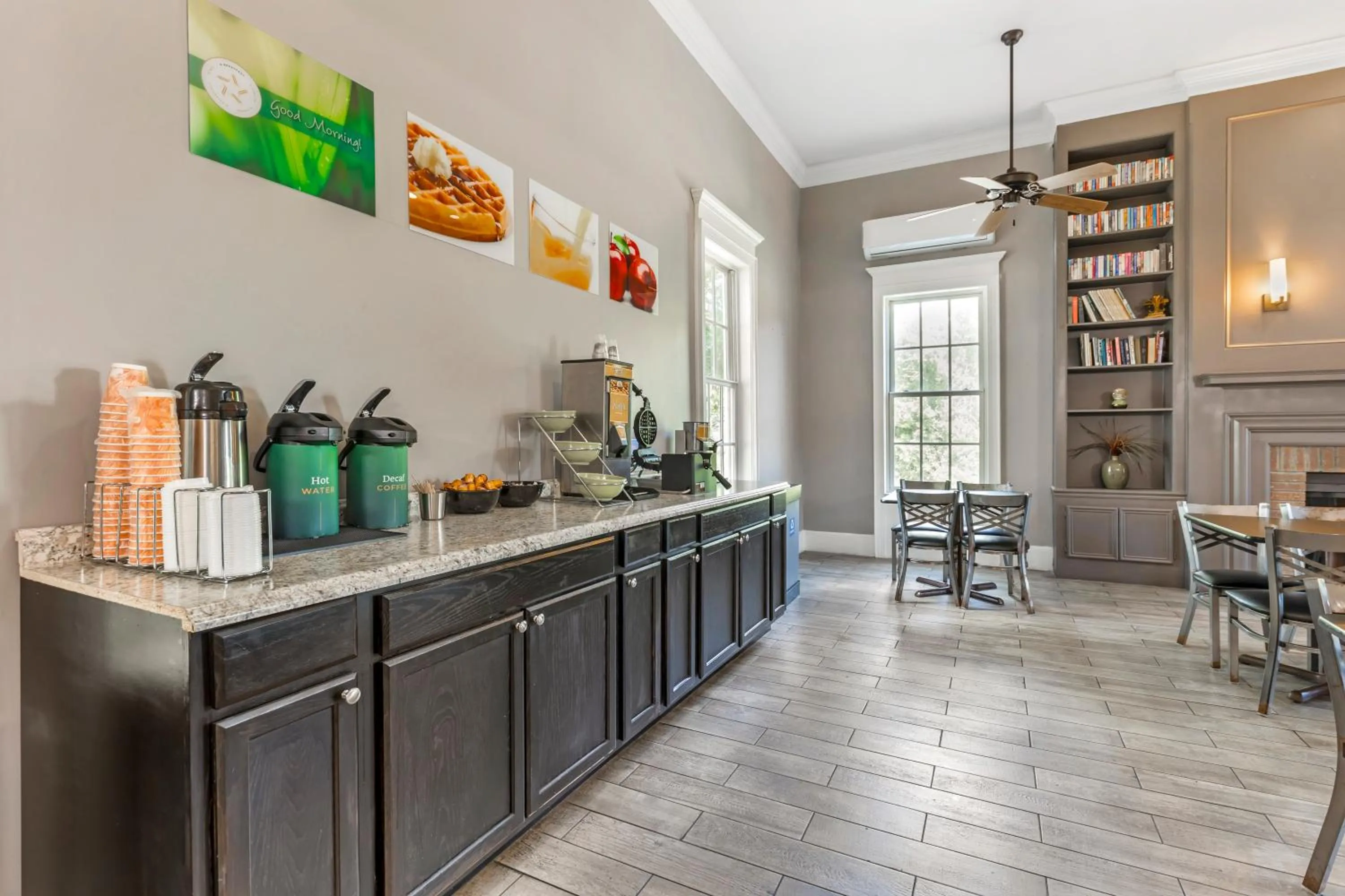 Coffee/tea facilities in Quality Inn & Suites Santee I-95