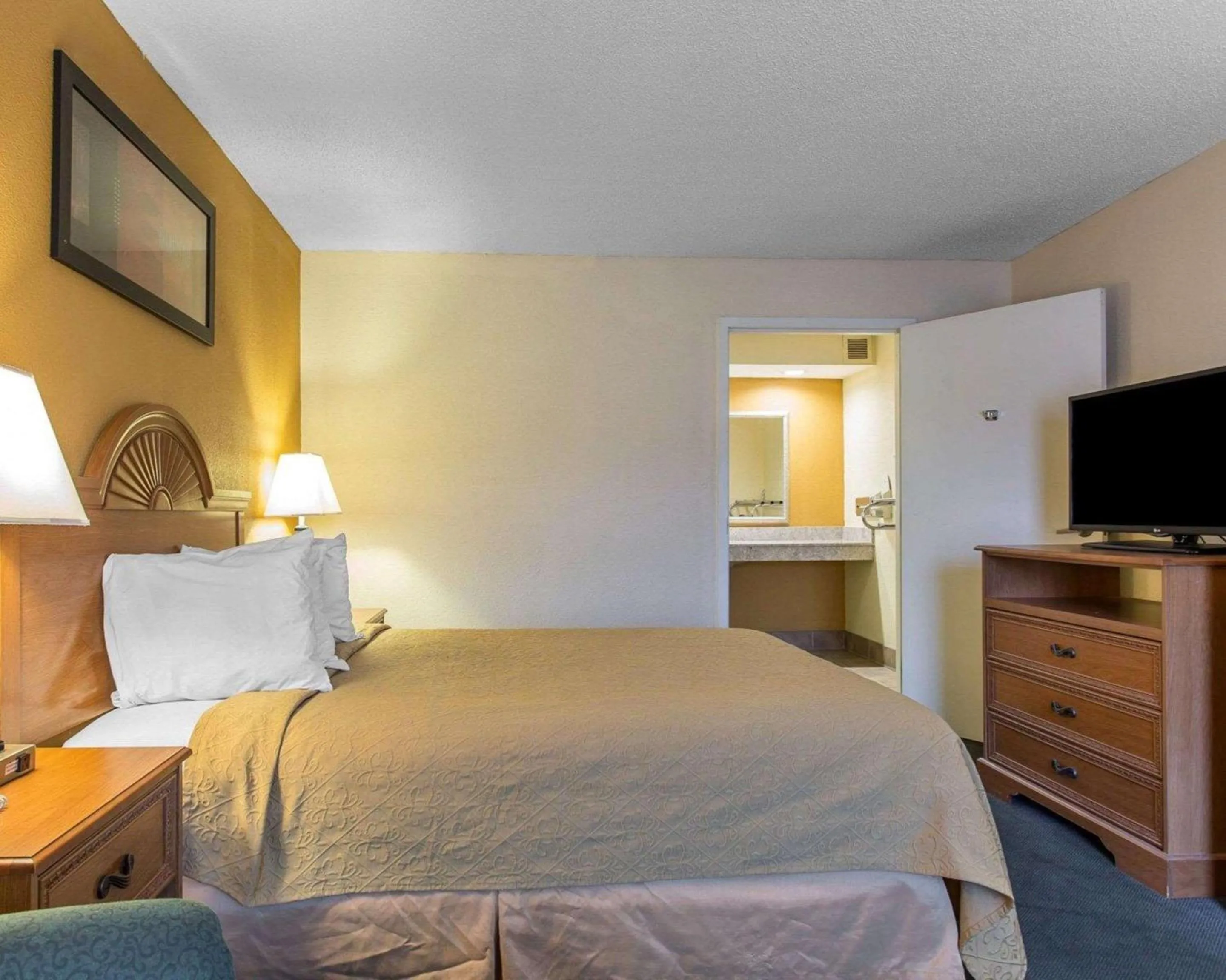 Photo of the whole room, Bed in Quality Inn Aiken North