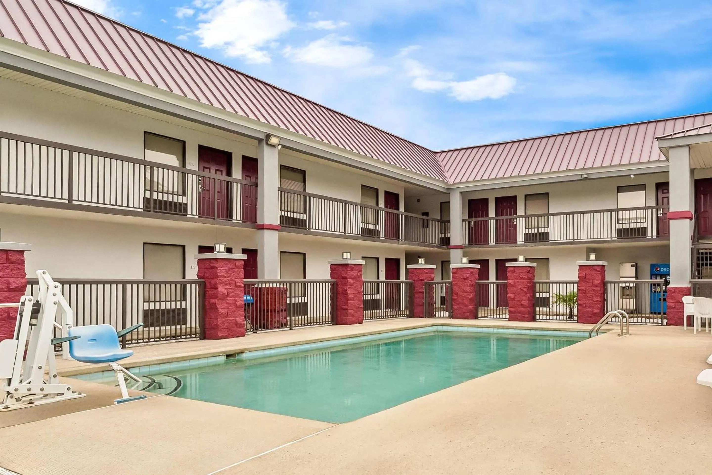Swimming pool in Quality Inn Aiken North