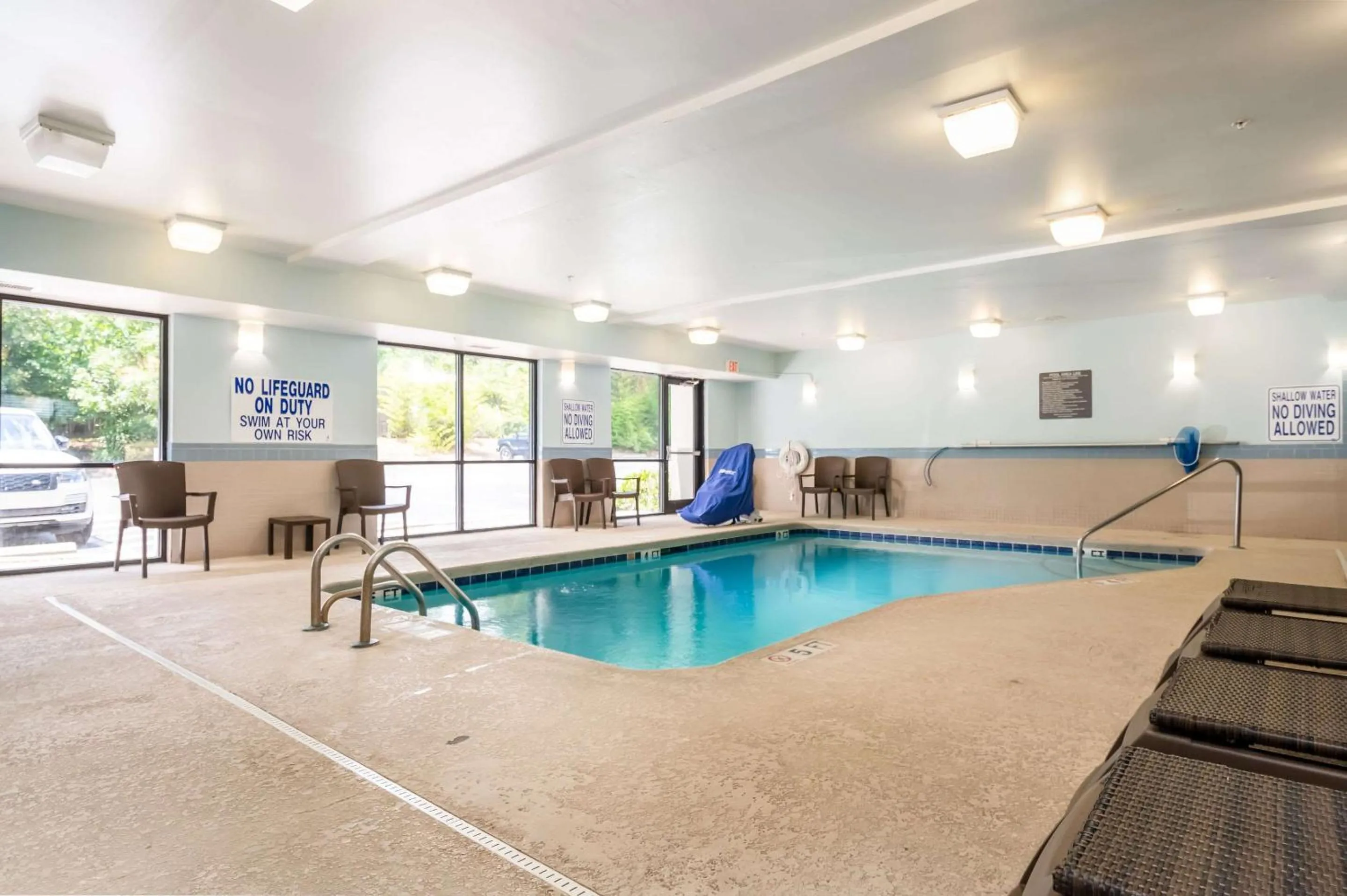 Swimming pool in Comfort Suites Columbia Northeast - Fort Jackson