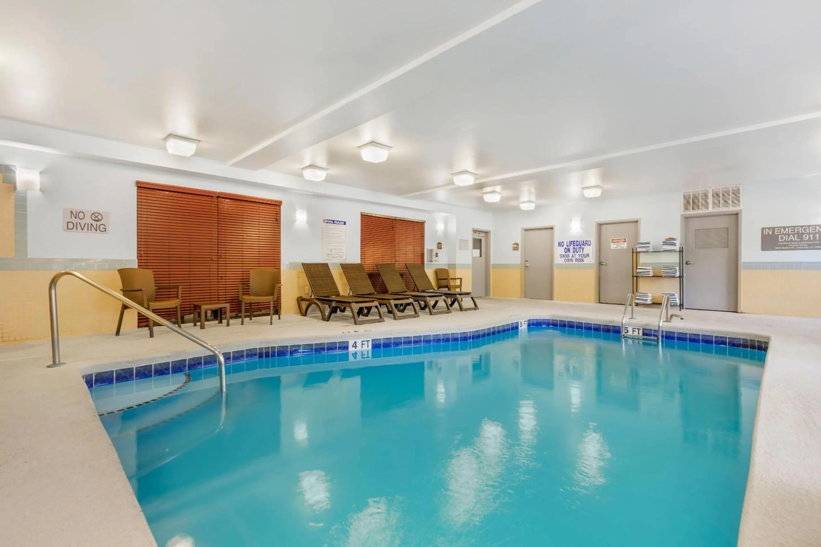 Swimming pool in Comfort Suites Columbia Northeast - Fort Jackson