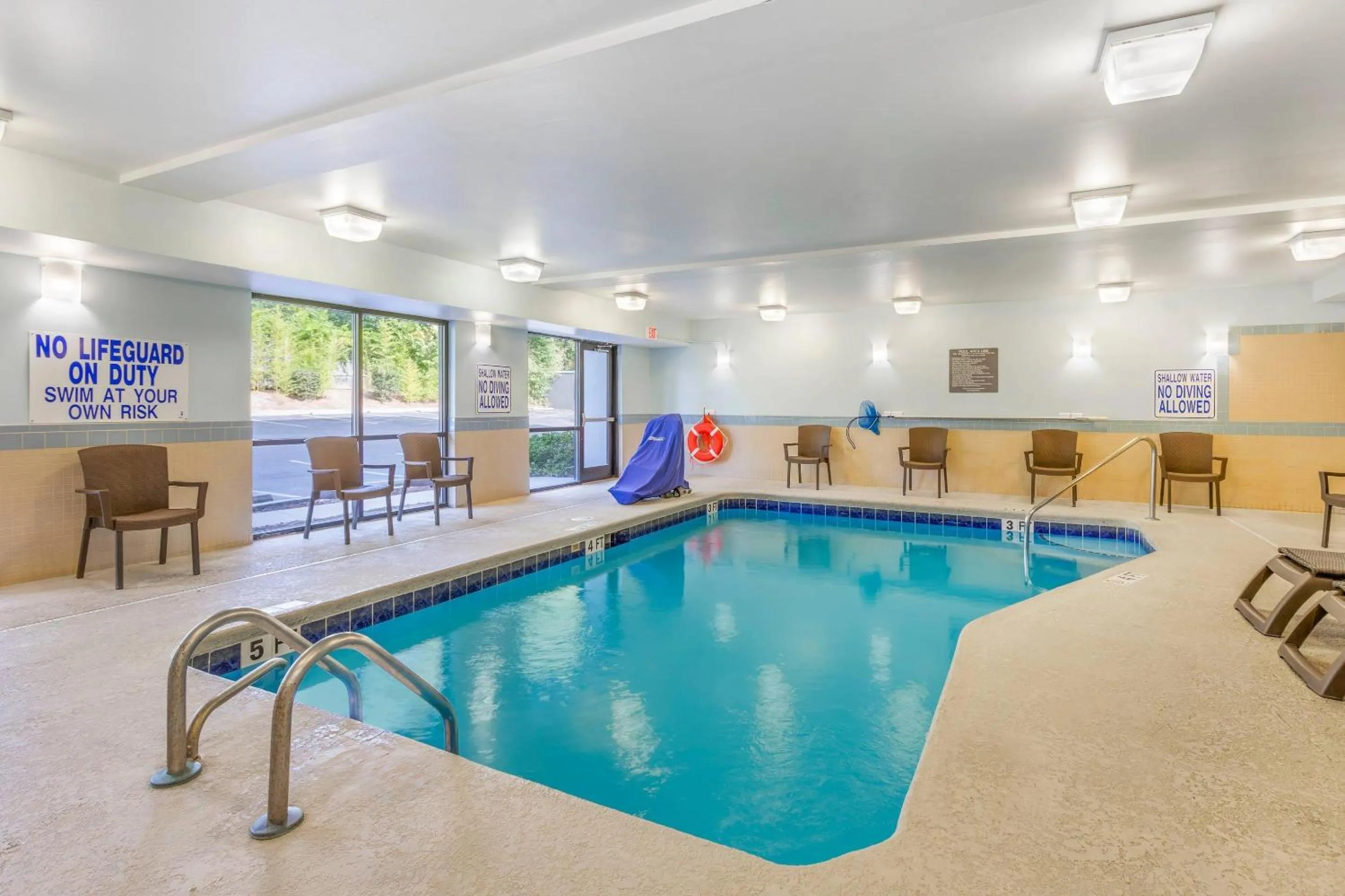 Swimming pool in Comfort Suites Columbia Northeast - Fort Jackson