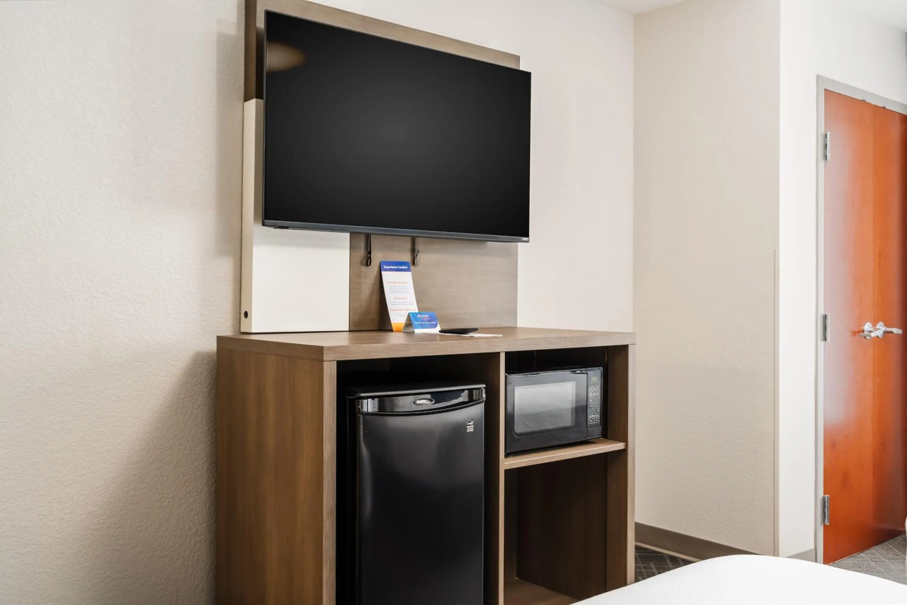 TV and multimedia in Comfort Suites Columbia Northeast - Fort Jackson