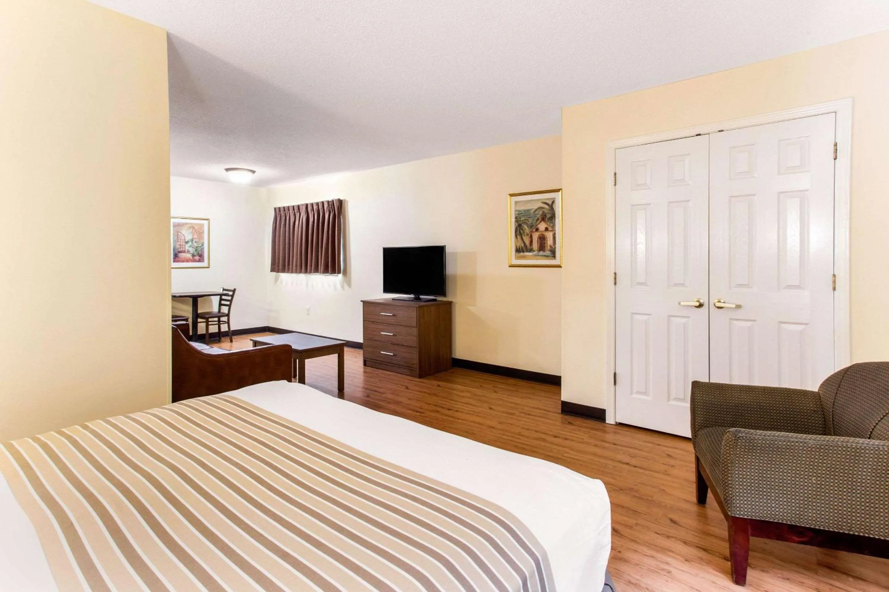 Photo of the whole room, Bed in Studio 6 Myrtle Beach, SC