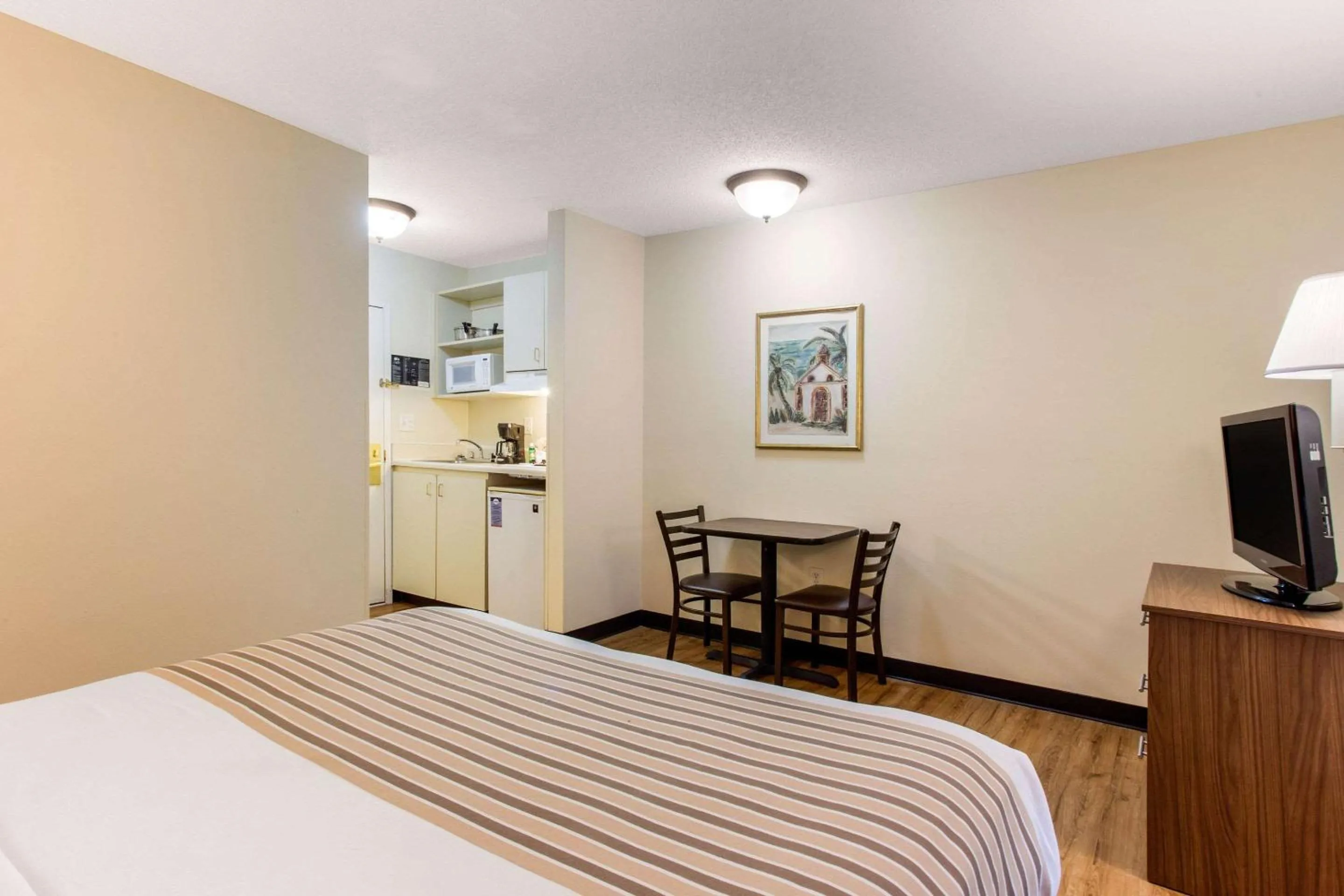 Photo of the whole room, Bed in Studio 6 Myrtle Beach, SC