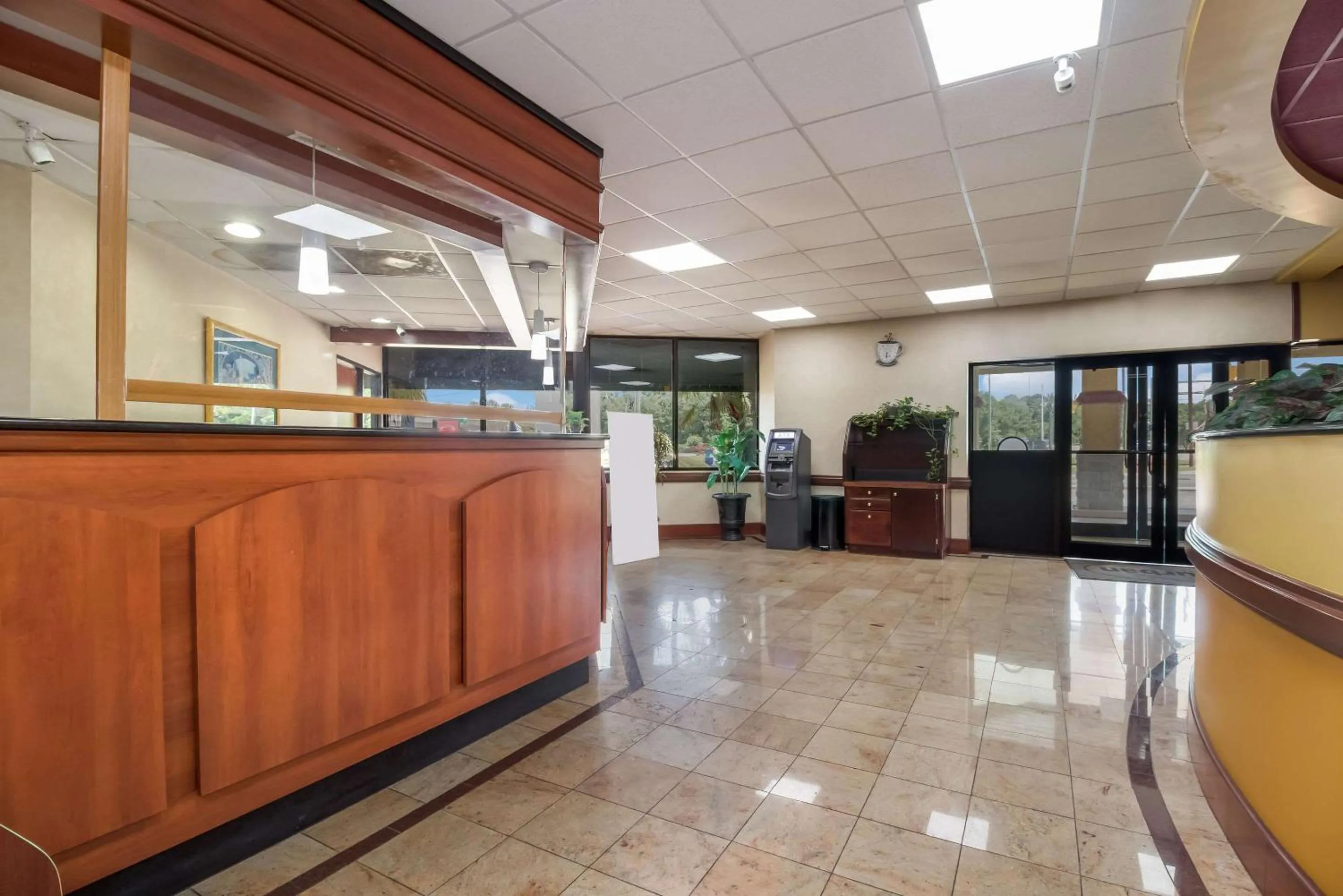 Lobby or reception in Suburban Studios Florence I-95