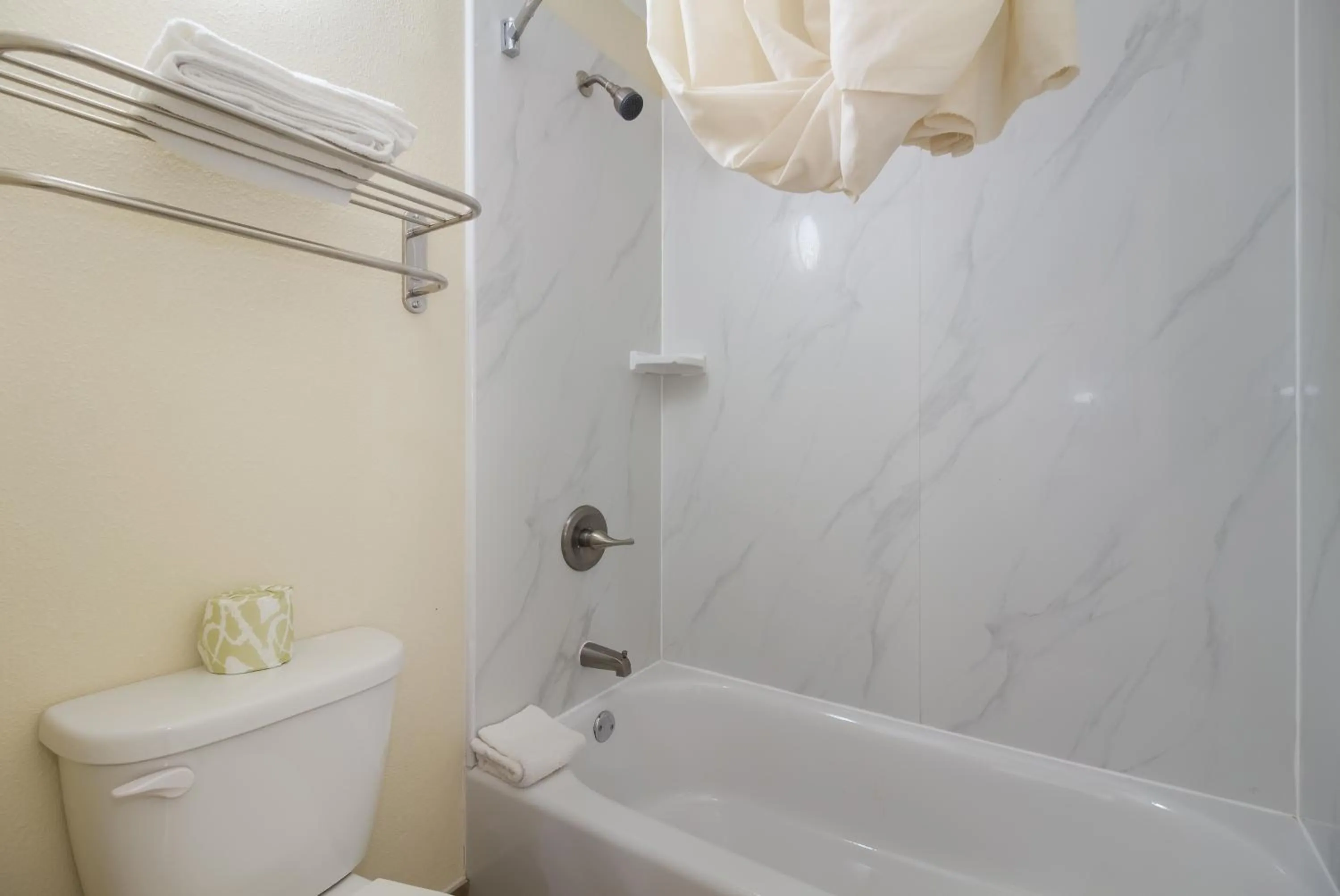 Shower in Suburban Studios Florence I-95