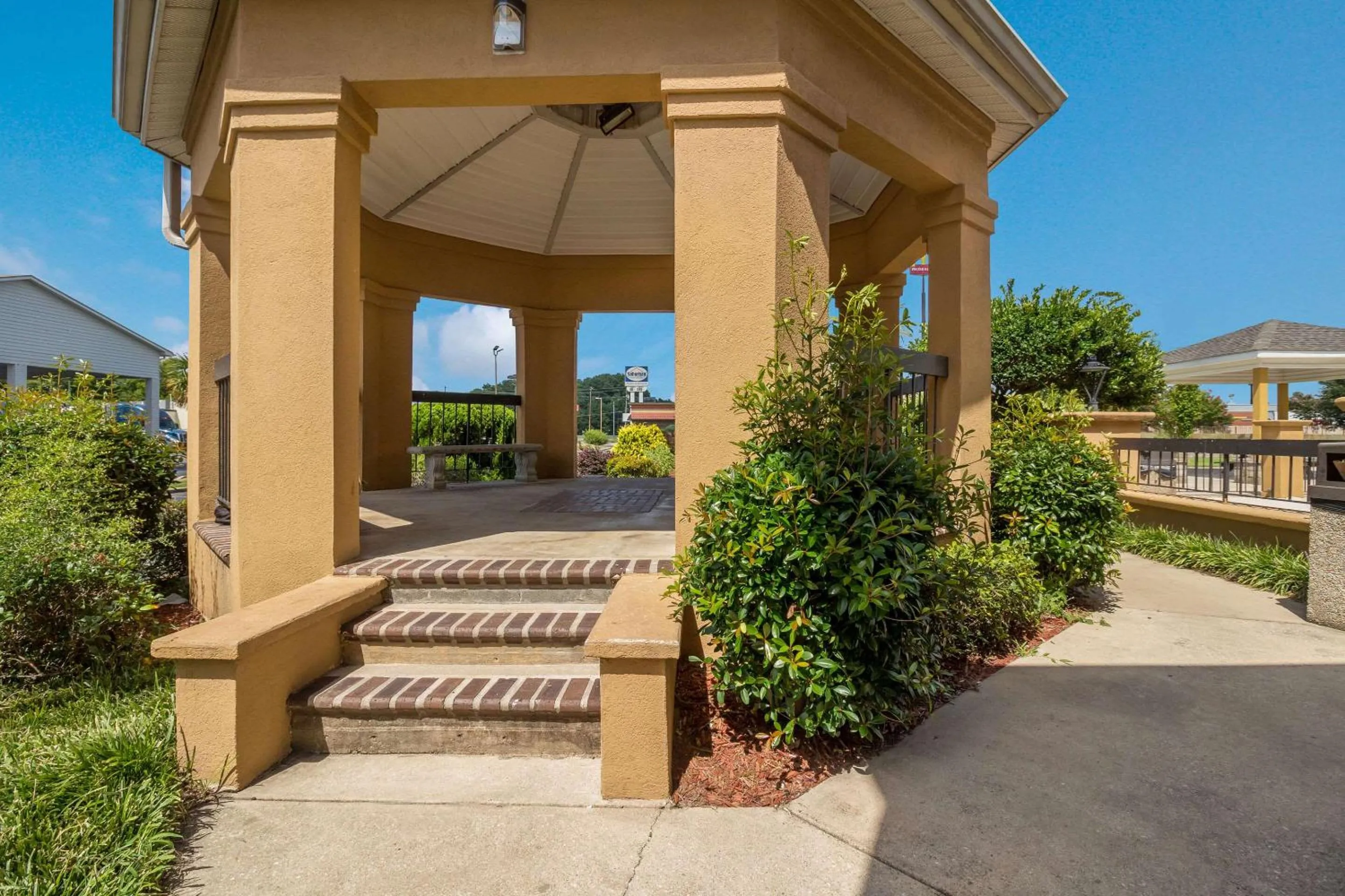 Property building in Suburban Studios Florence I-95